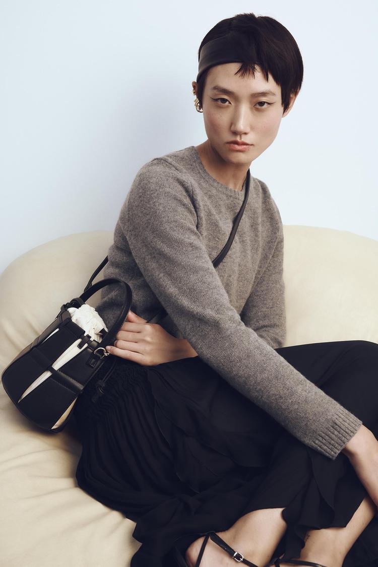 BUCKET BAG WITH TOPSTITCHING