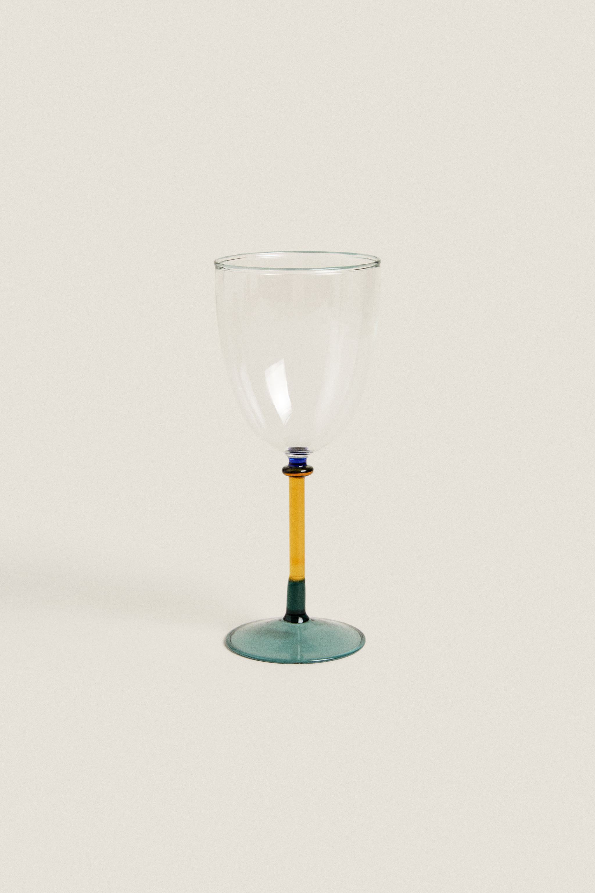 BOROSILICATE WINE GLASS WITH COLORED STEM
