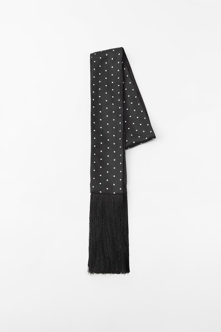 How to Wear a Skinny Scarf in 2023