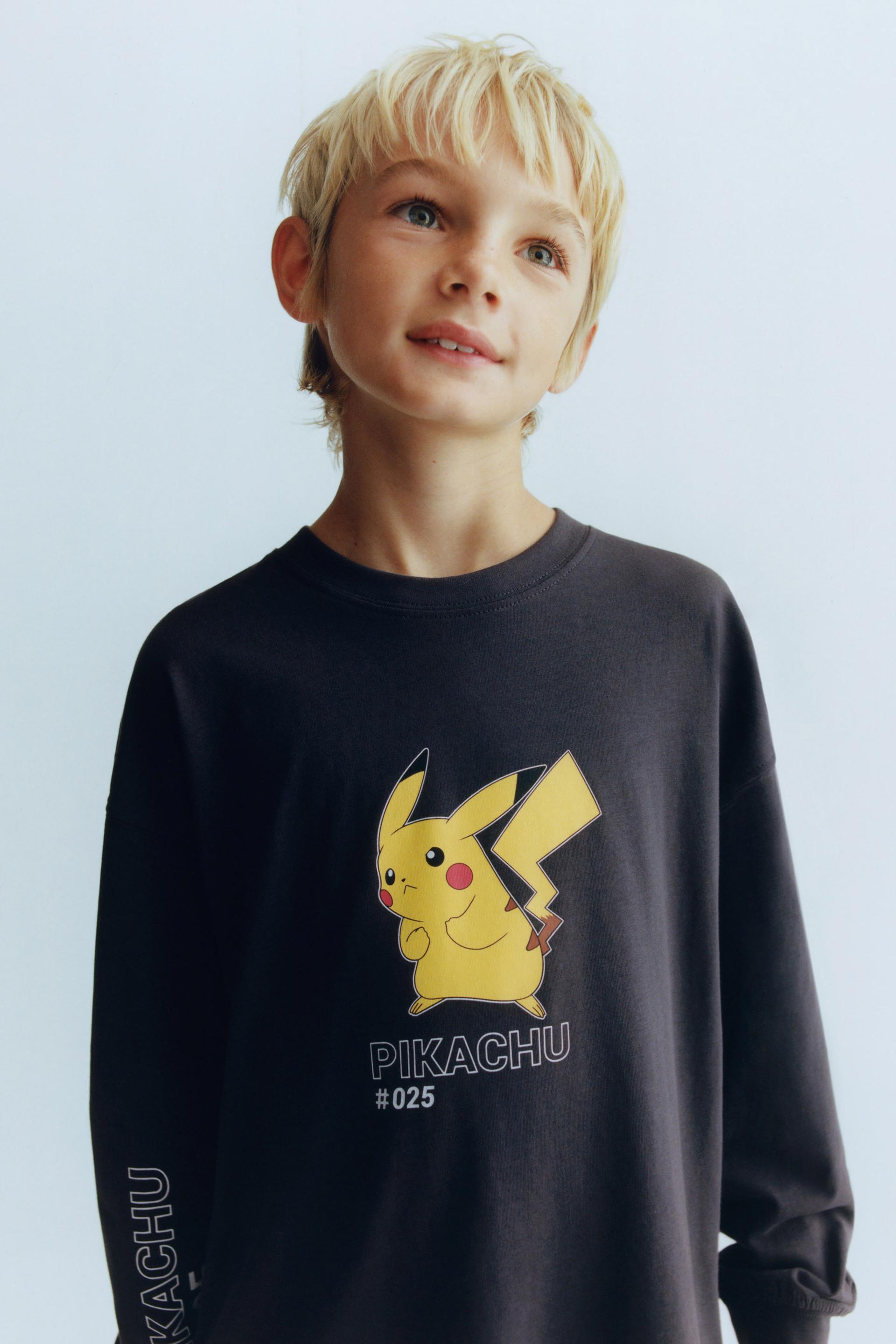 PIKACHU POKÉMON TM © NINTENDO HOODIE ubicaciondepersonas.cdmx.gob.mx
