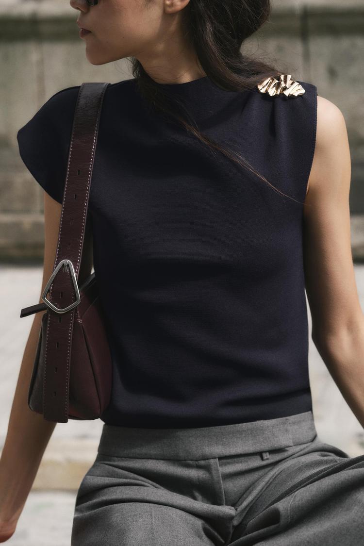 GOLD APPLIQUÉ PLAIN KNIT TOP