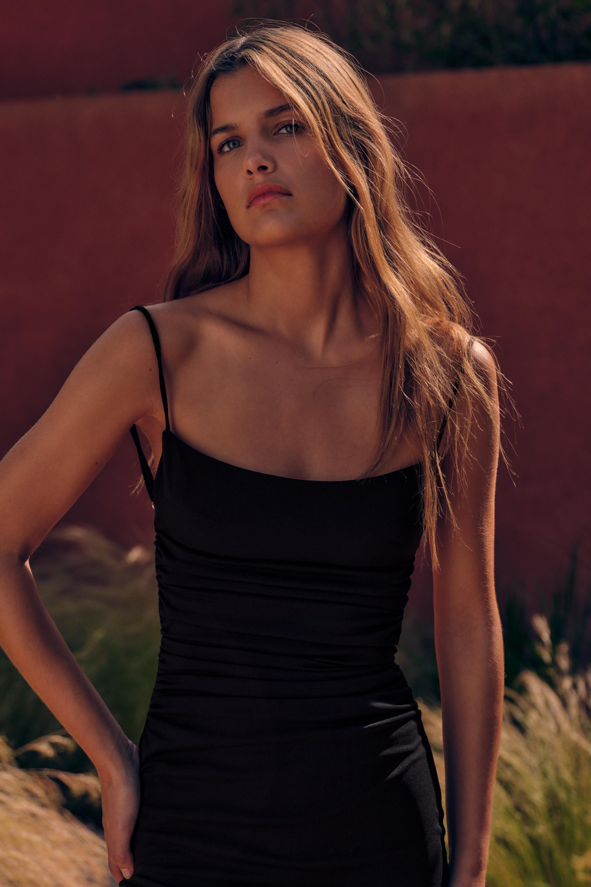 Robe Noire Zara Mi Longue Robe Noire Robes Longues Ete 2021 Zara