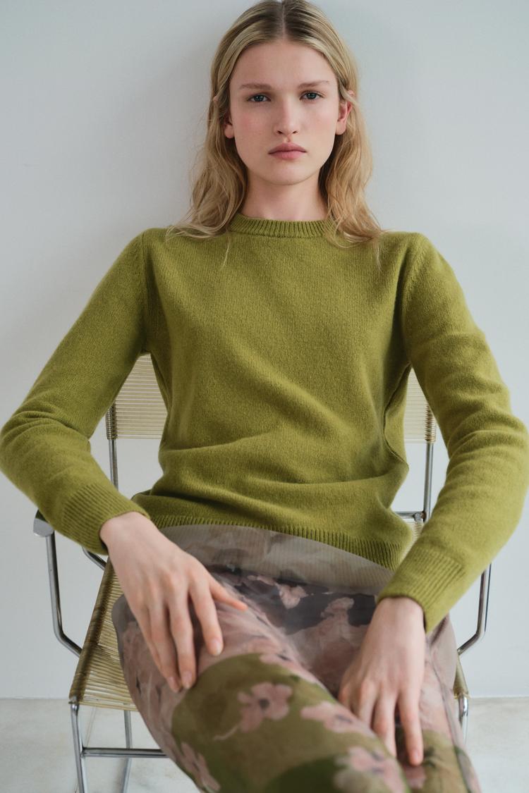 CASHMERE AND WOOL BLEND BASIC SWEATER