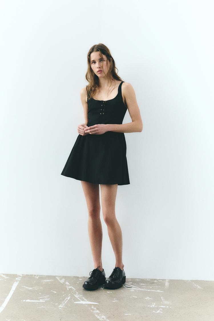 VESTIDO CURTO COM CORDÕES