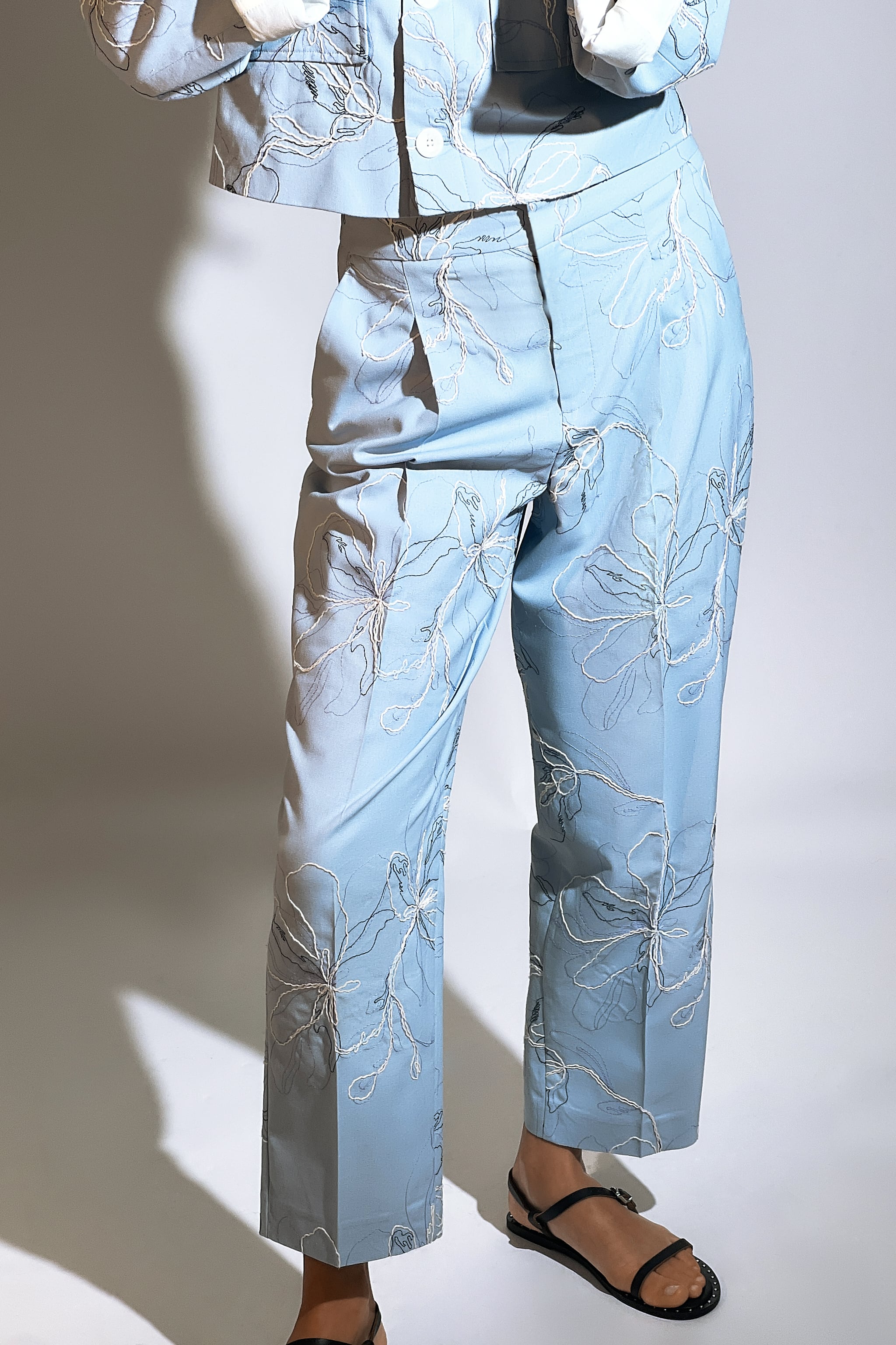 EMBROIDERED ANKLE PANTS