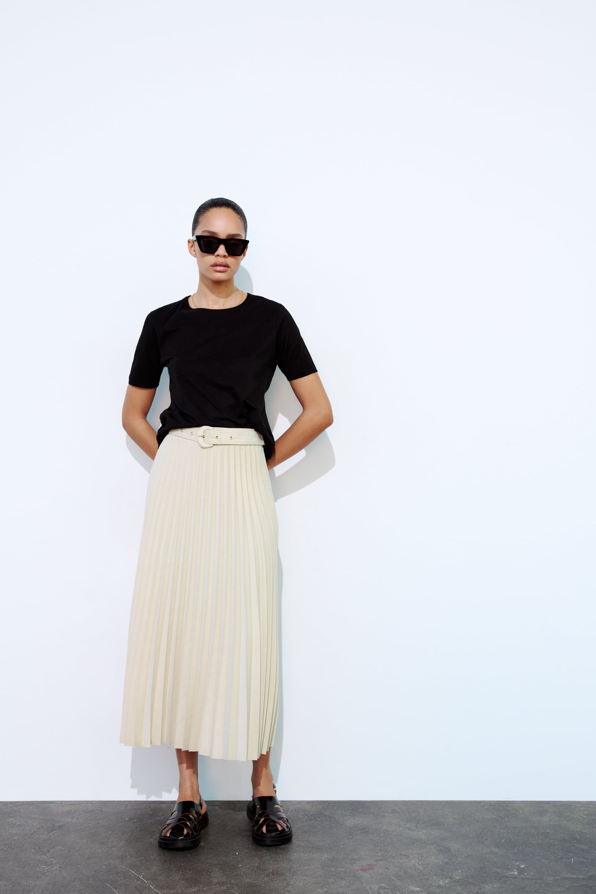 Midi skirt with a high waist and tonal belt. Zip closure.
