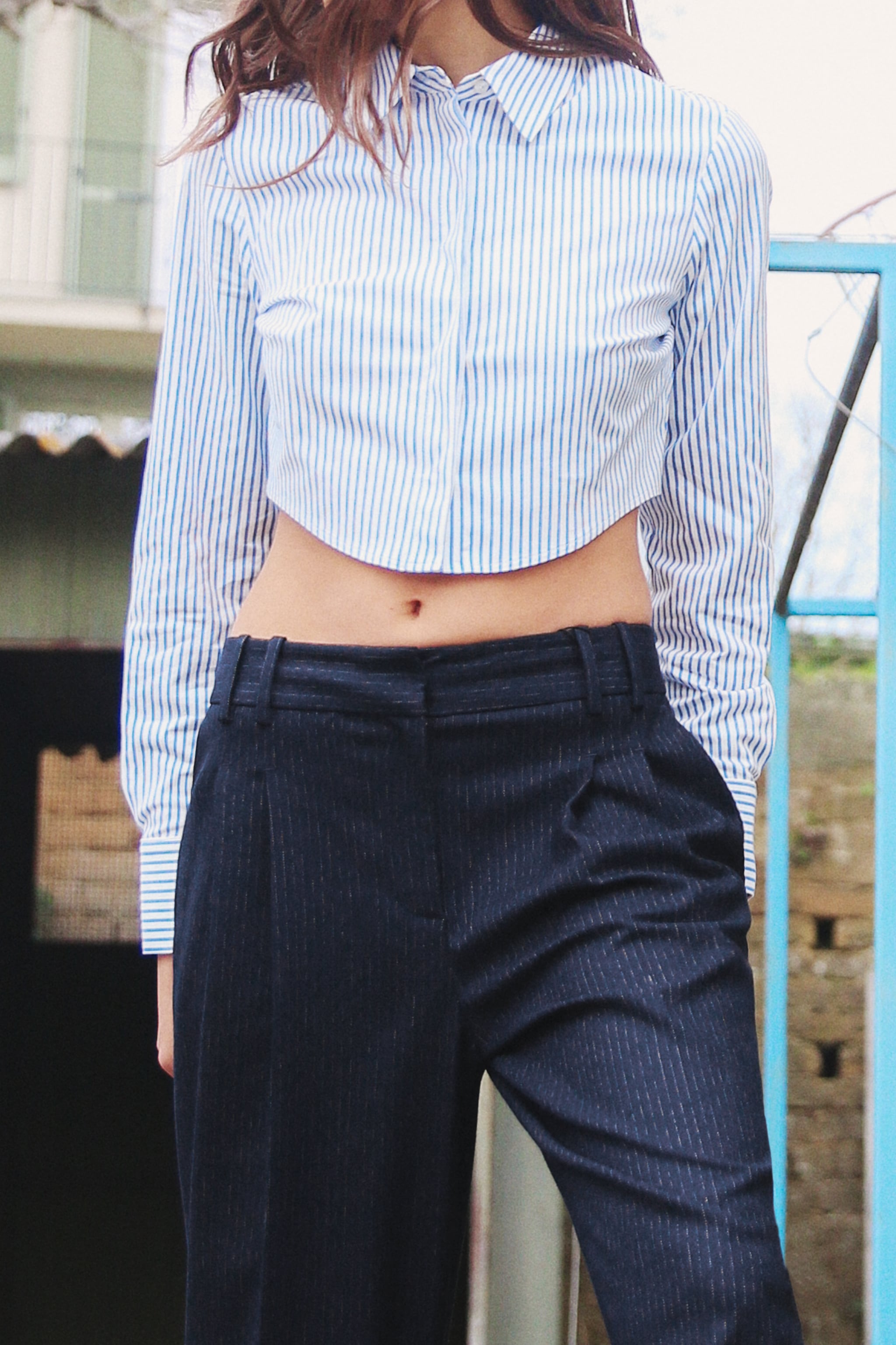 STRIPED FITTED CROP SHIRT