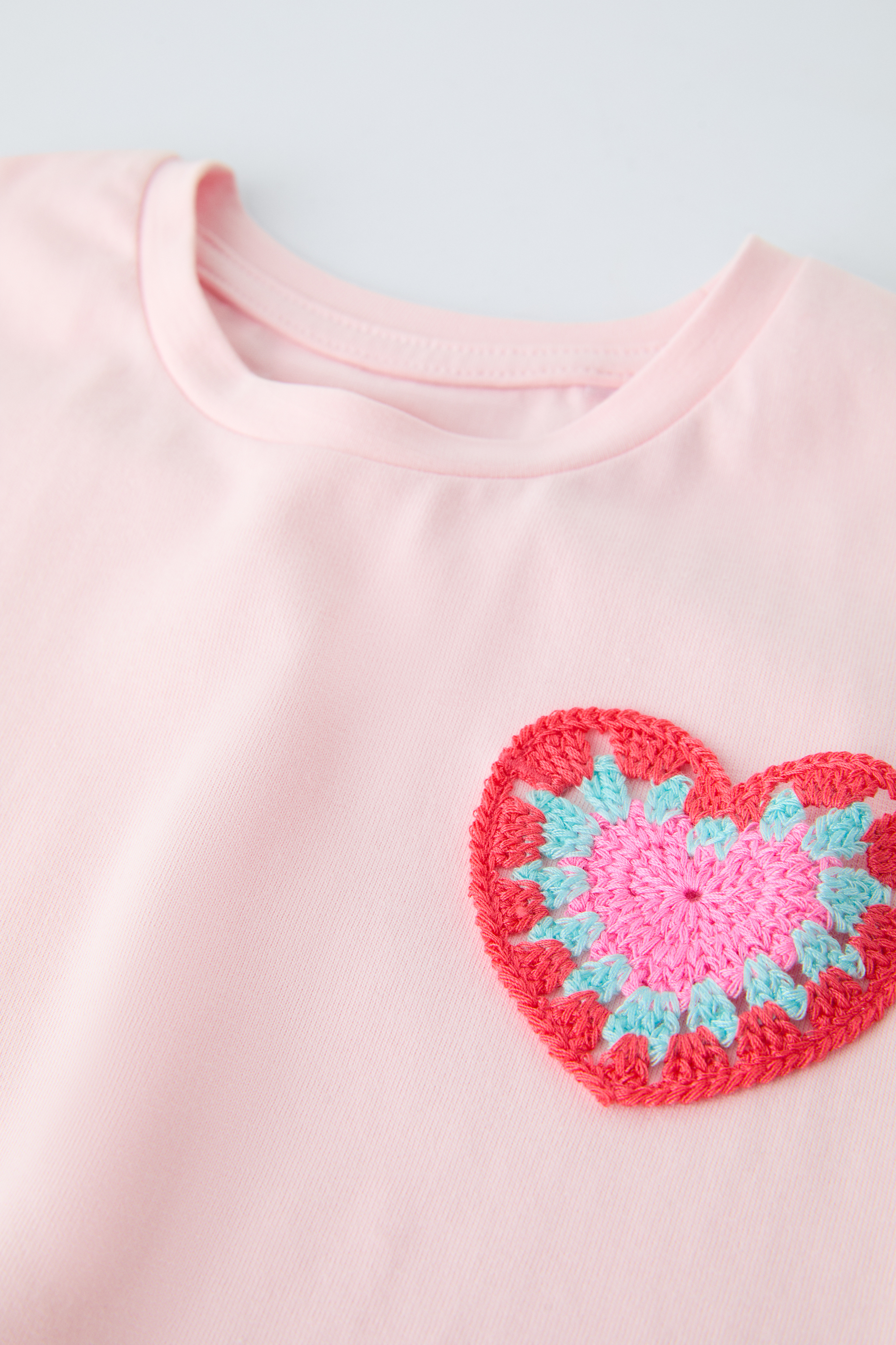 EMBROIDERED CROCHET T-SHIRT