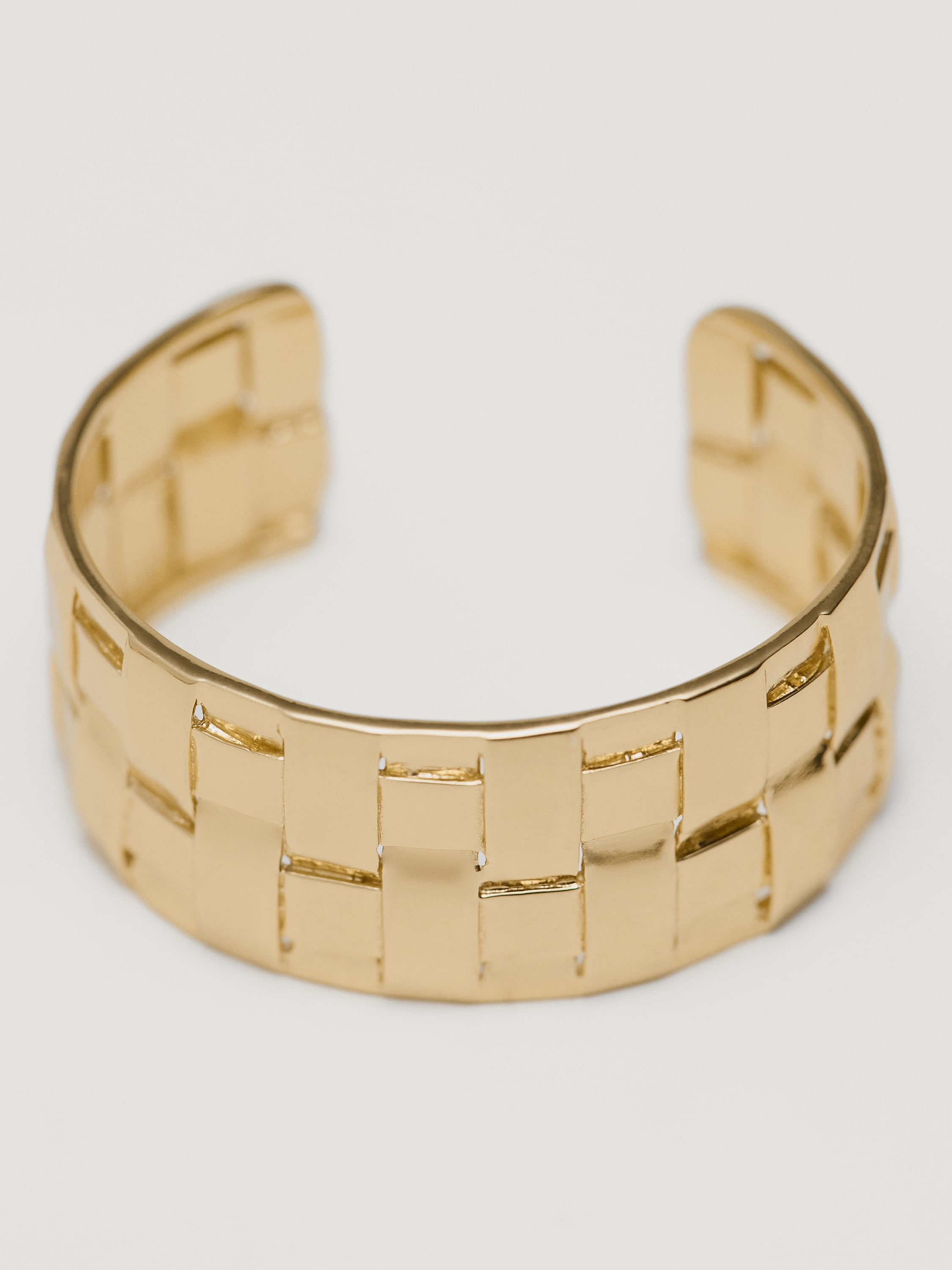 Open rigid plaited bracelet