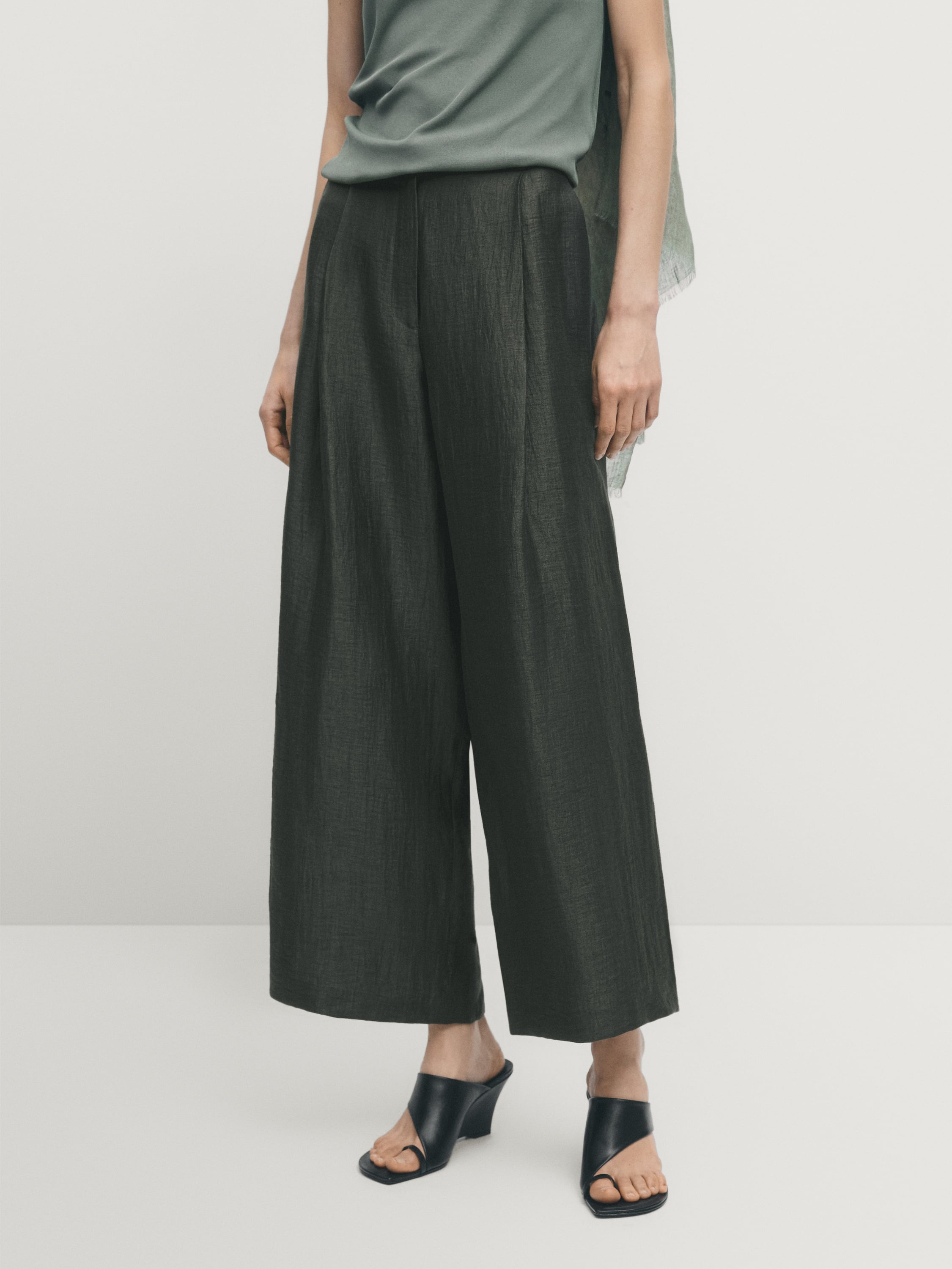 Linen blend trousers with pleated details