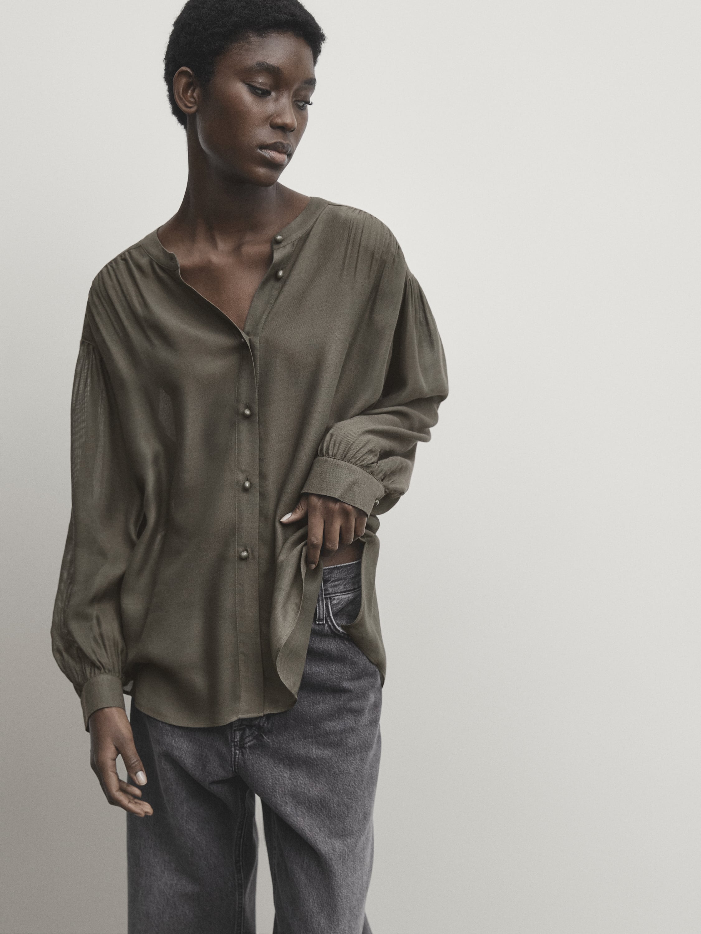 Flowing shirt with stand-up collar