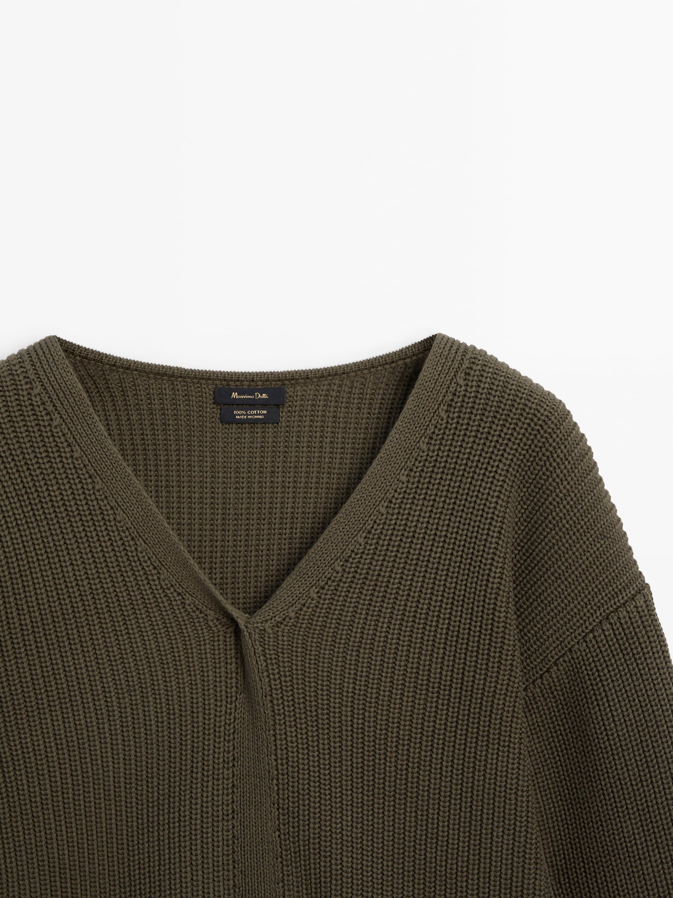 Purl knit V-neck sweater with front detail