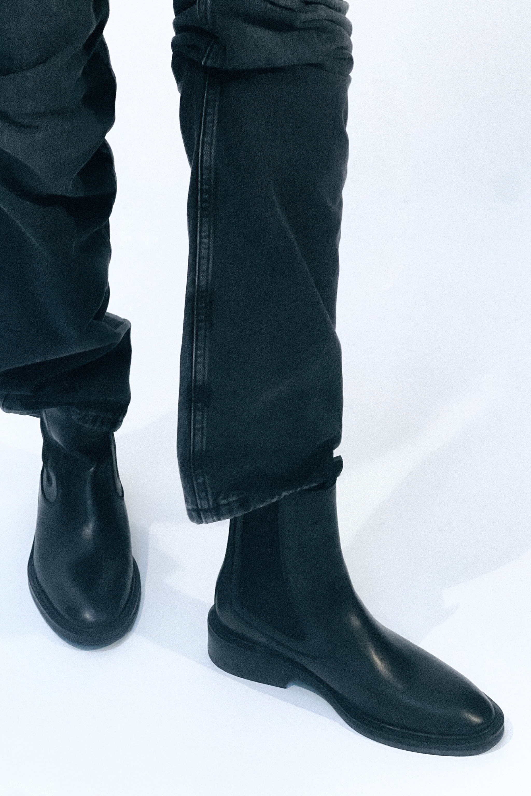 LEATHER CHELSEA ANKLE BOOTS
