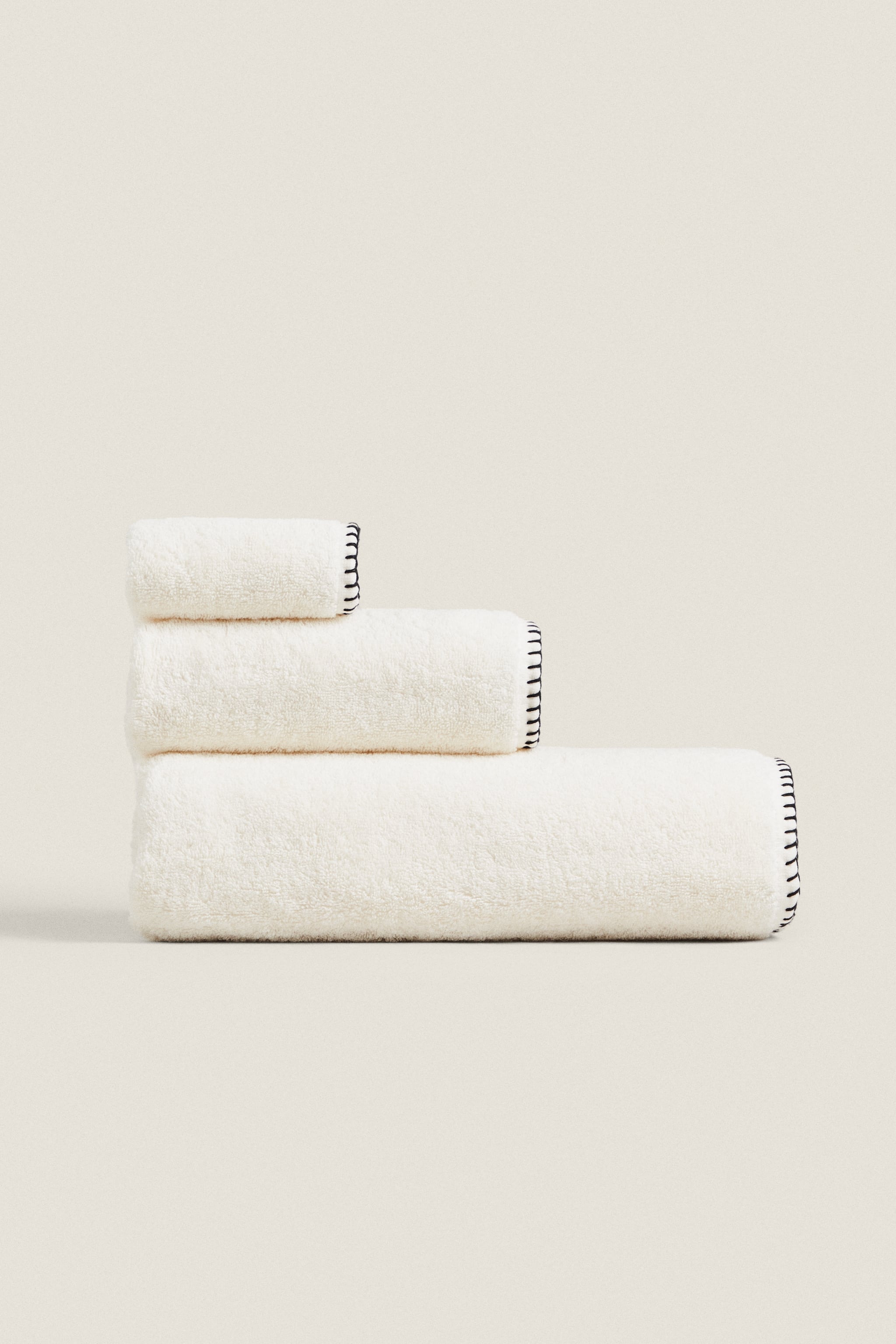 TOWEL WITH CONTRASTING TOPSTITCHING