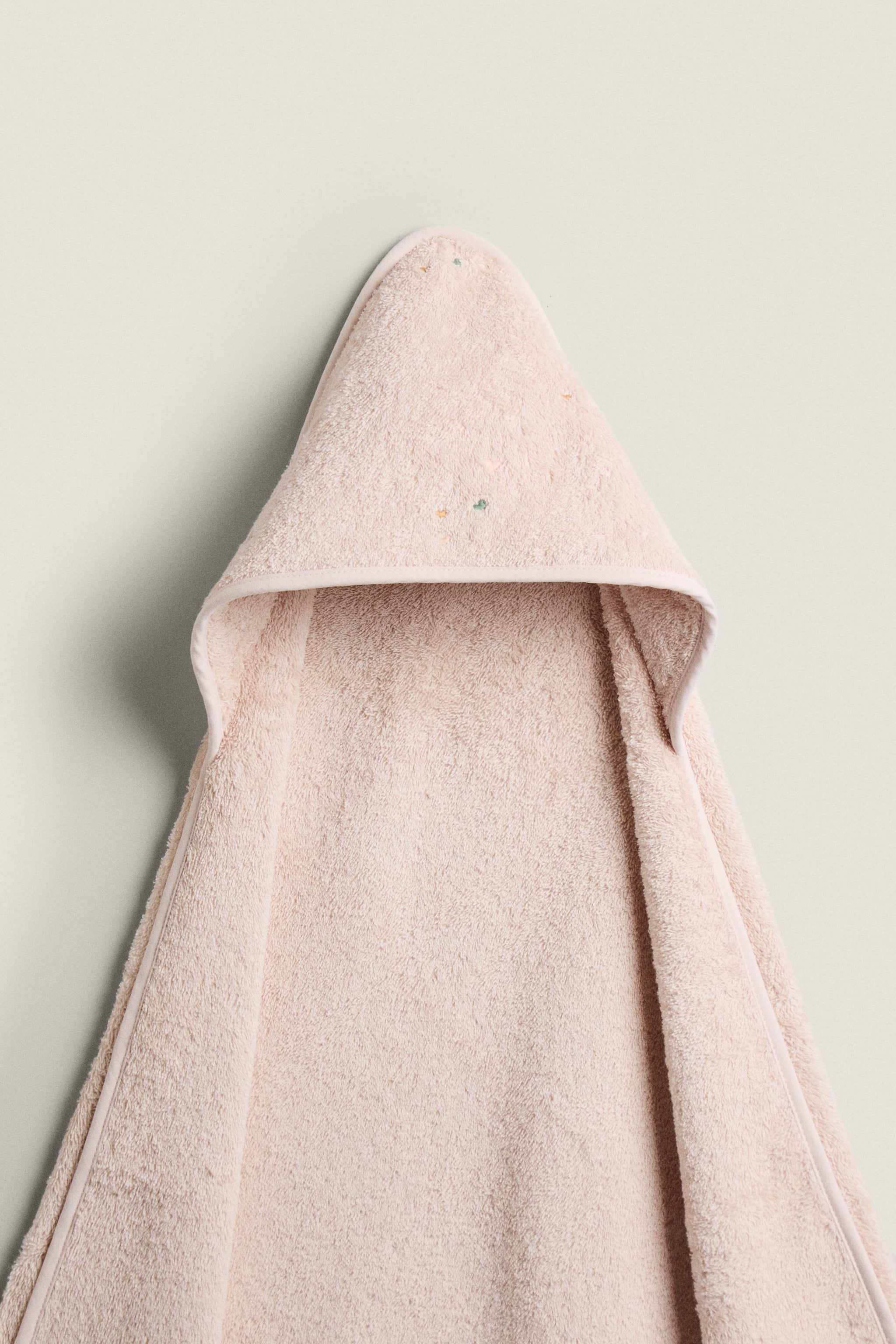 CHILDREN'S HEART HOODED TOWEL WITH TASSELS