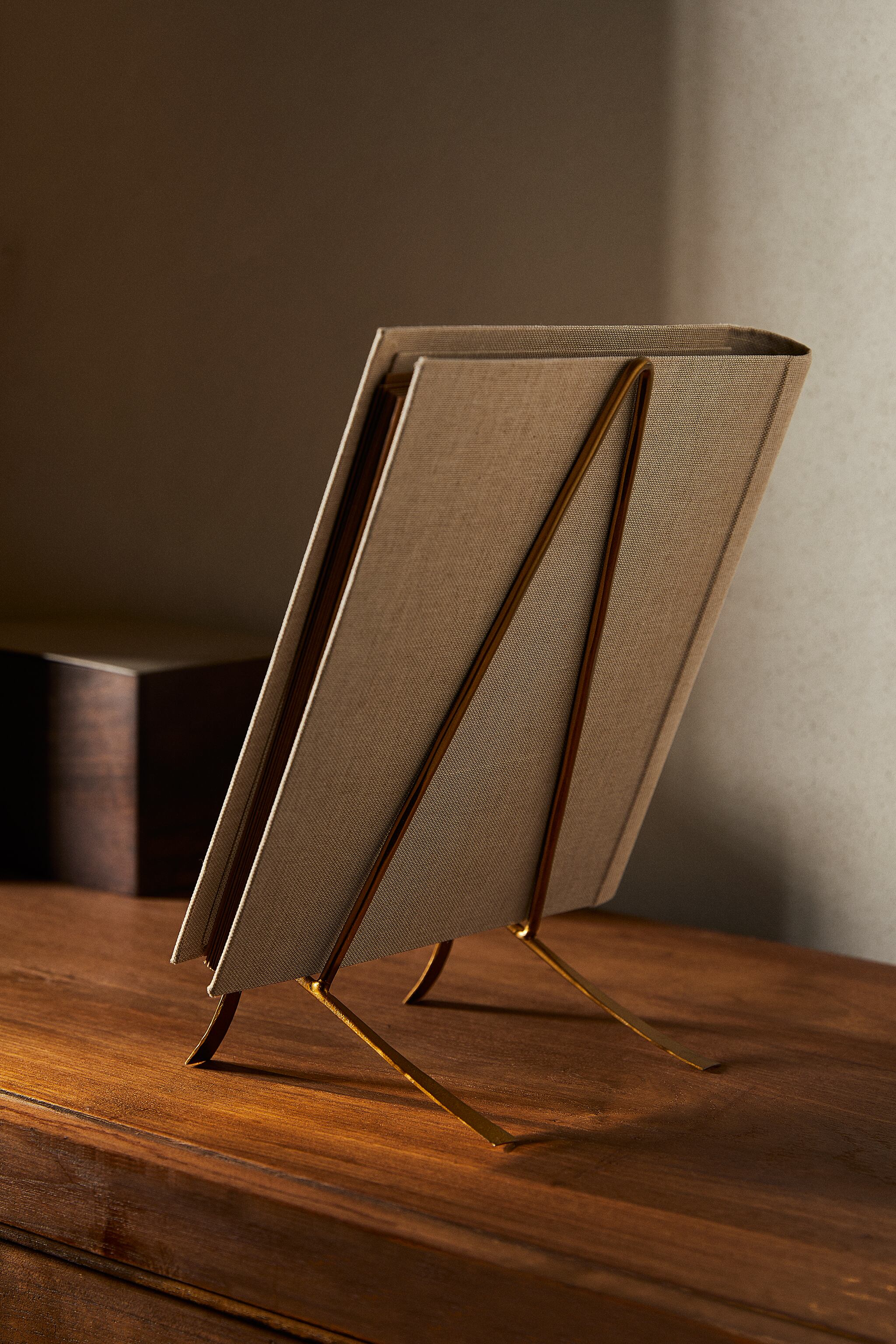 GOLD METAL DISPLAY STAND
