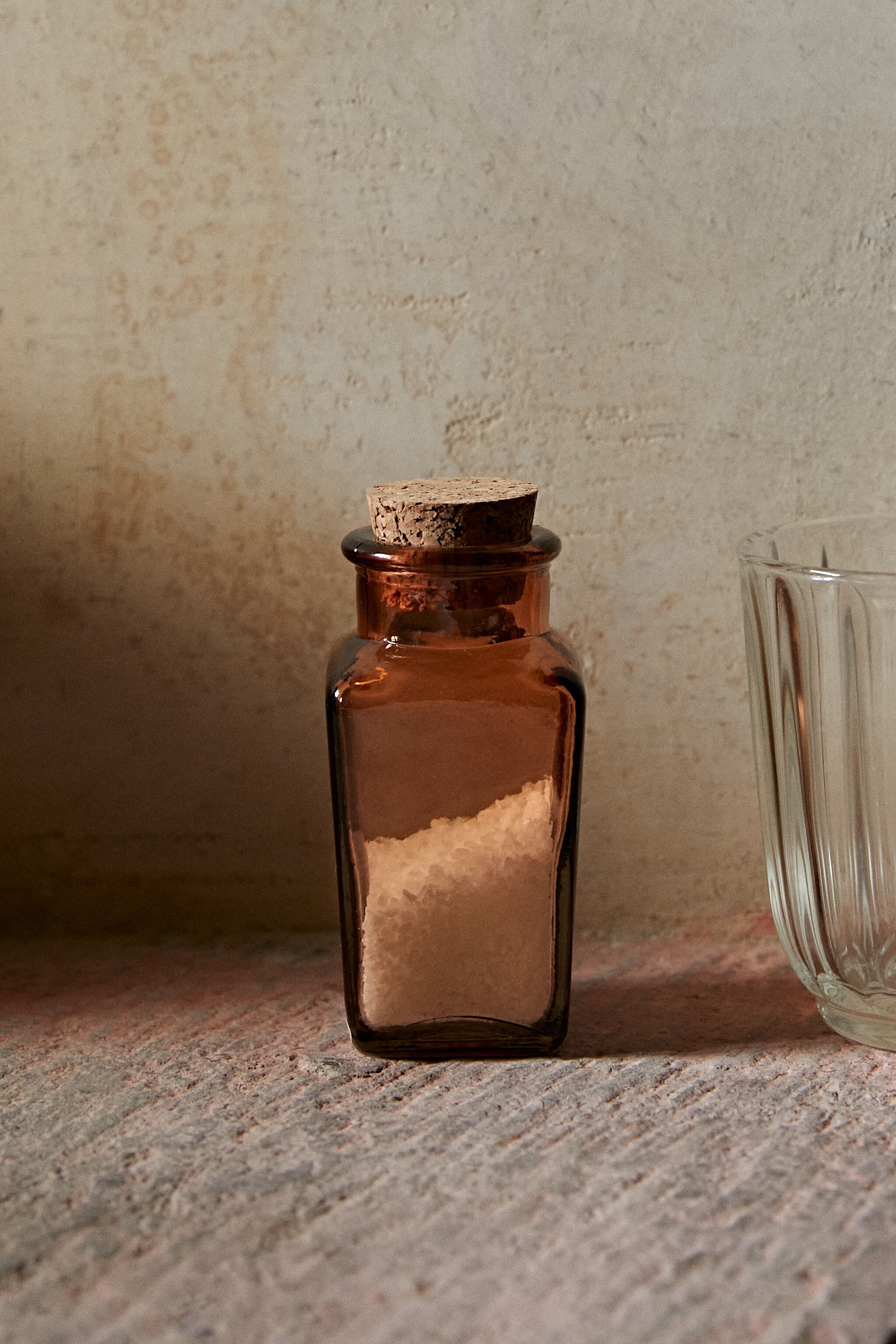 FACETED GLASS SALT SHAKER WITH CORK