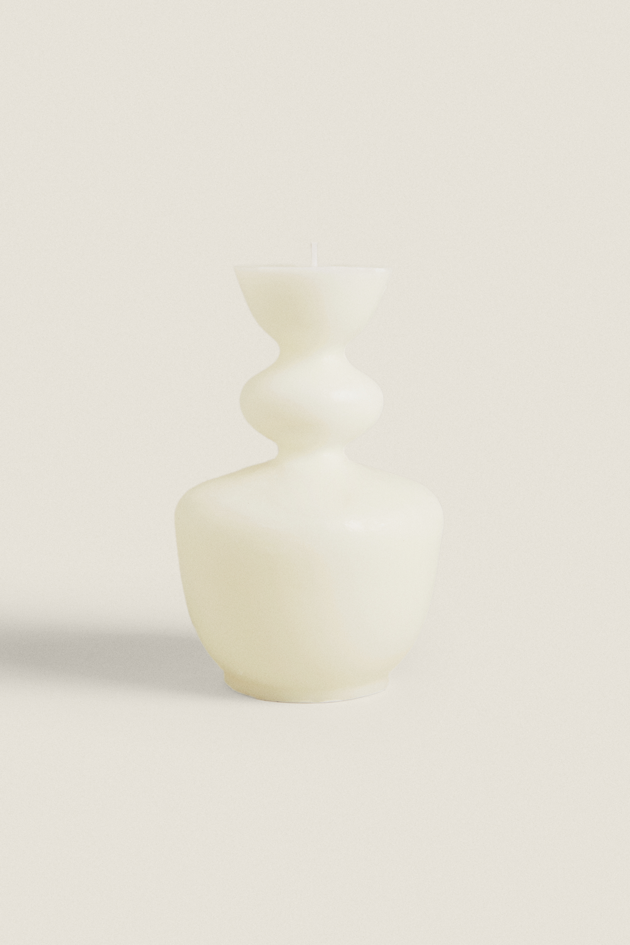 G) WHITE PETALS SCENTED CANDLE CANDLESTICK