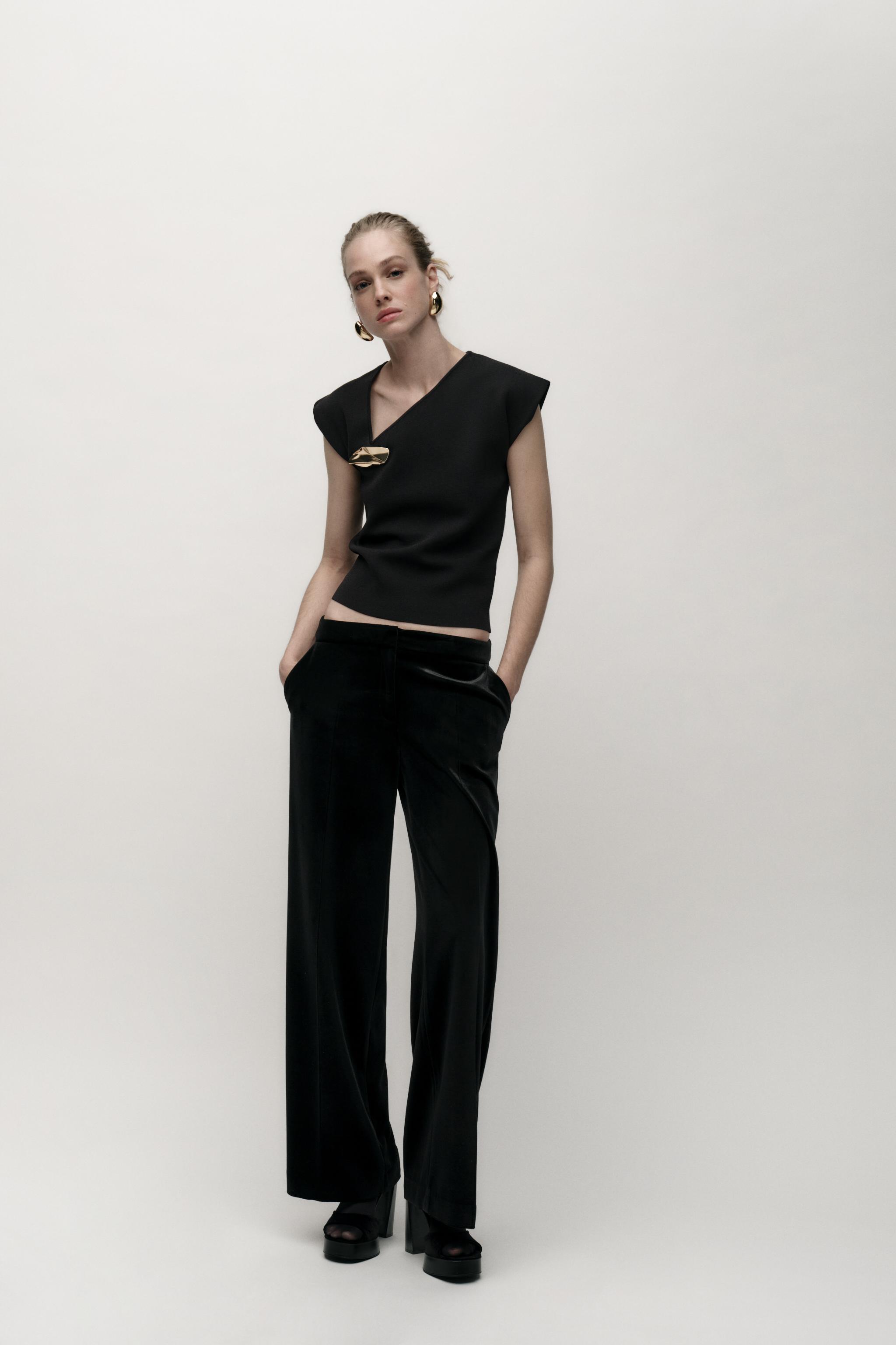 KNIT TOP WITH GOLDEN APPLIQUÉ