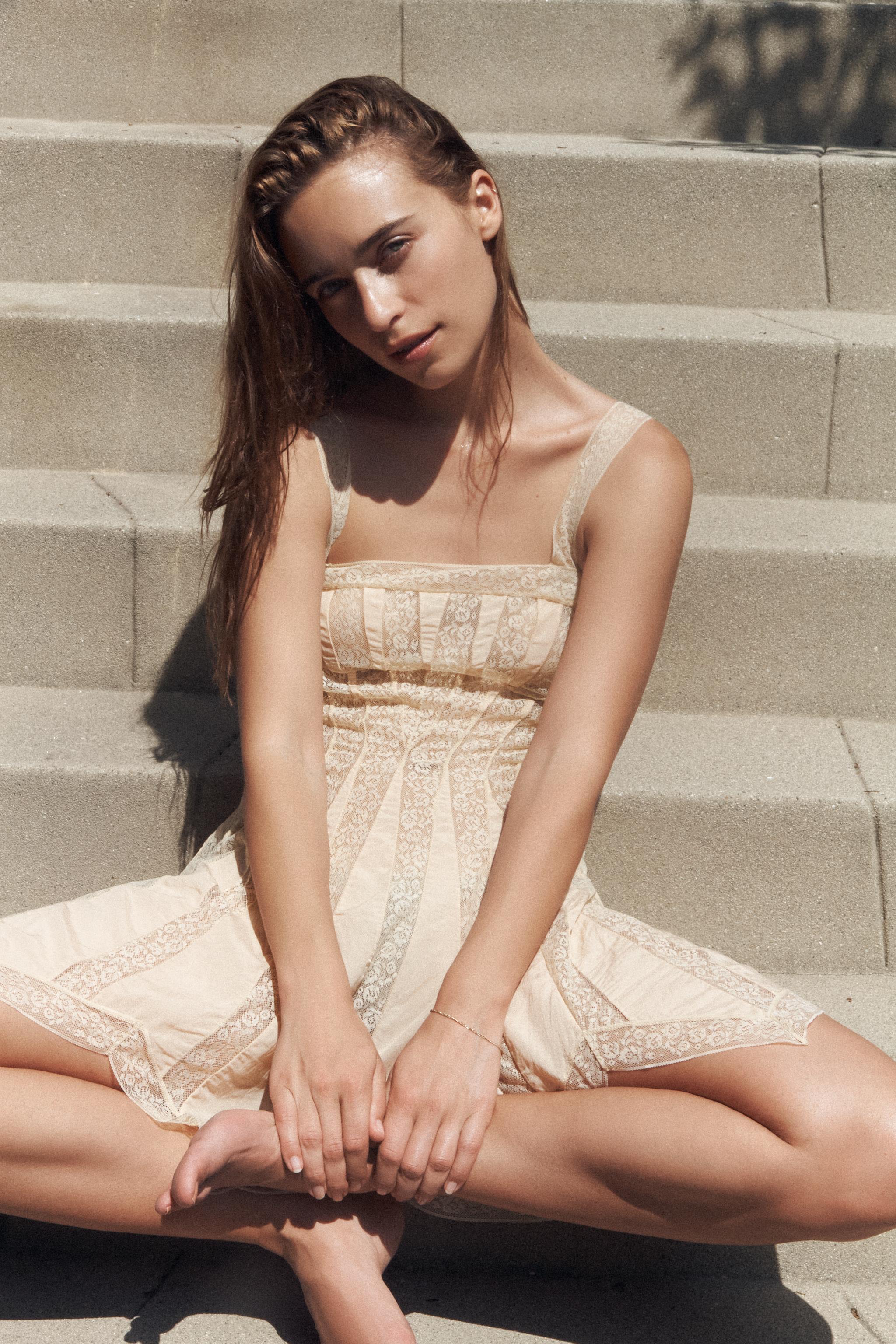 ROBE DENTELLE VOLANTS