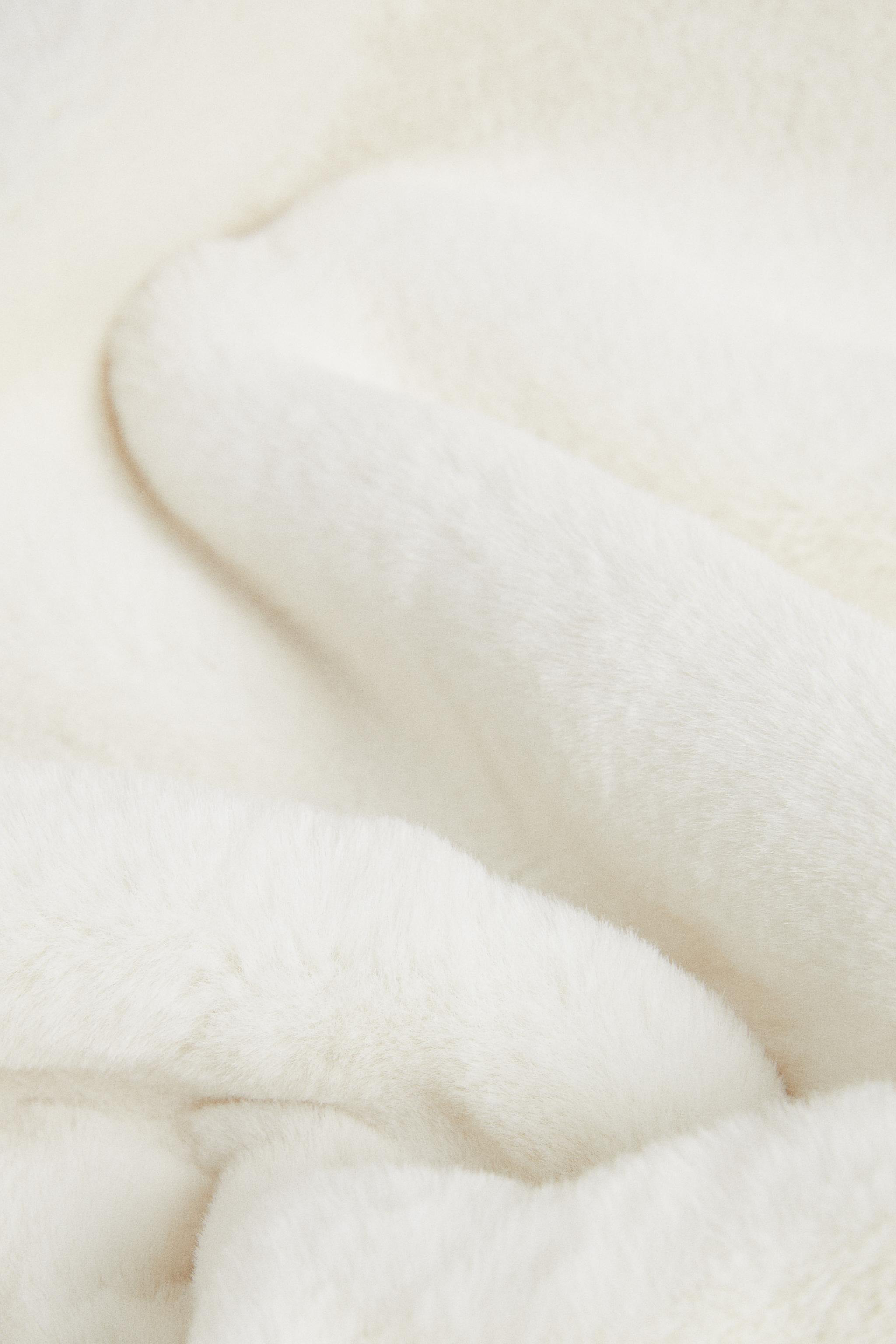 PLAIN FAUX FUR BLANKET