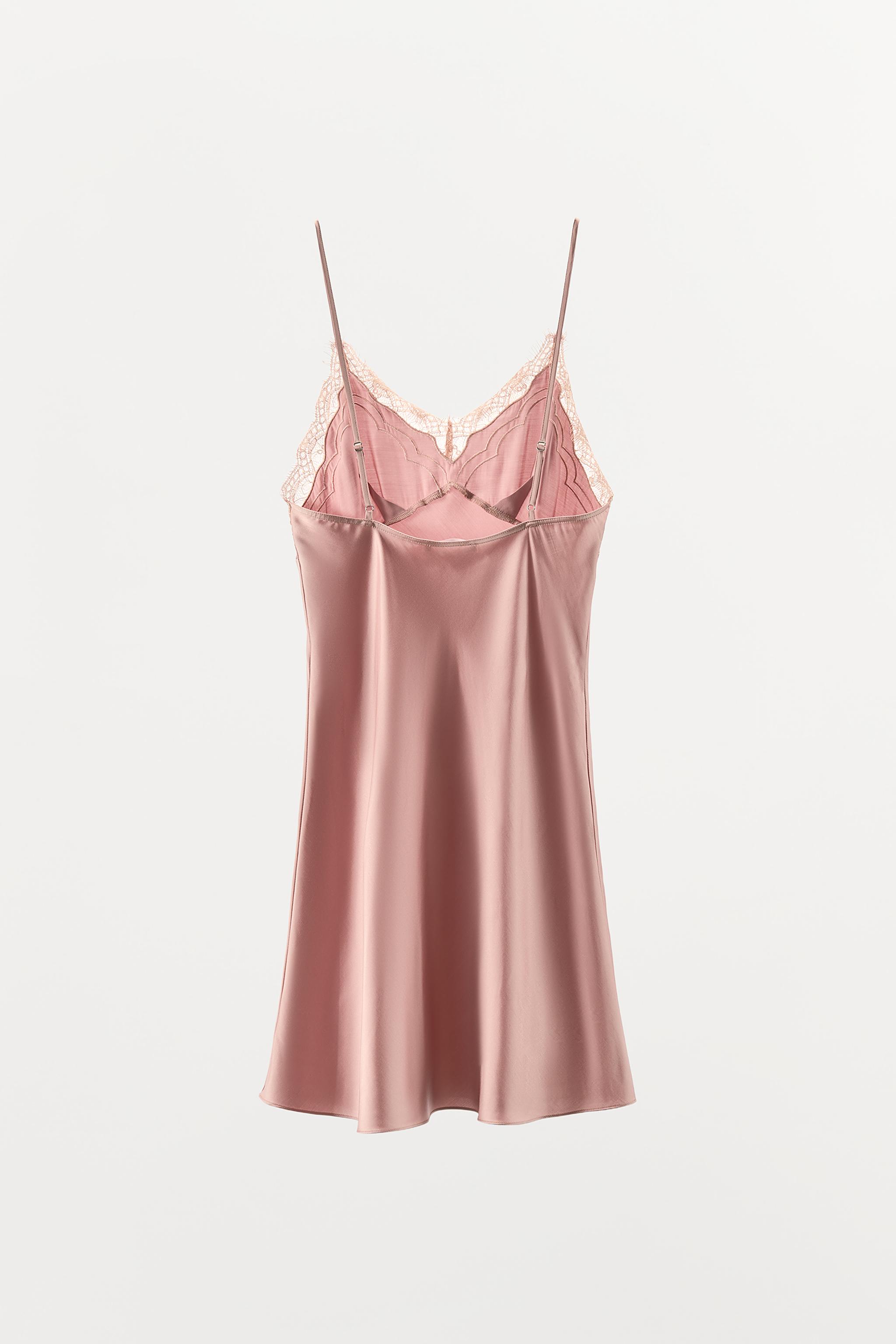 ROBE SATINÉE AVEC VISCOSE ET DENTELLE