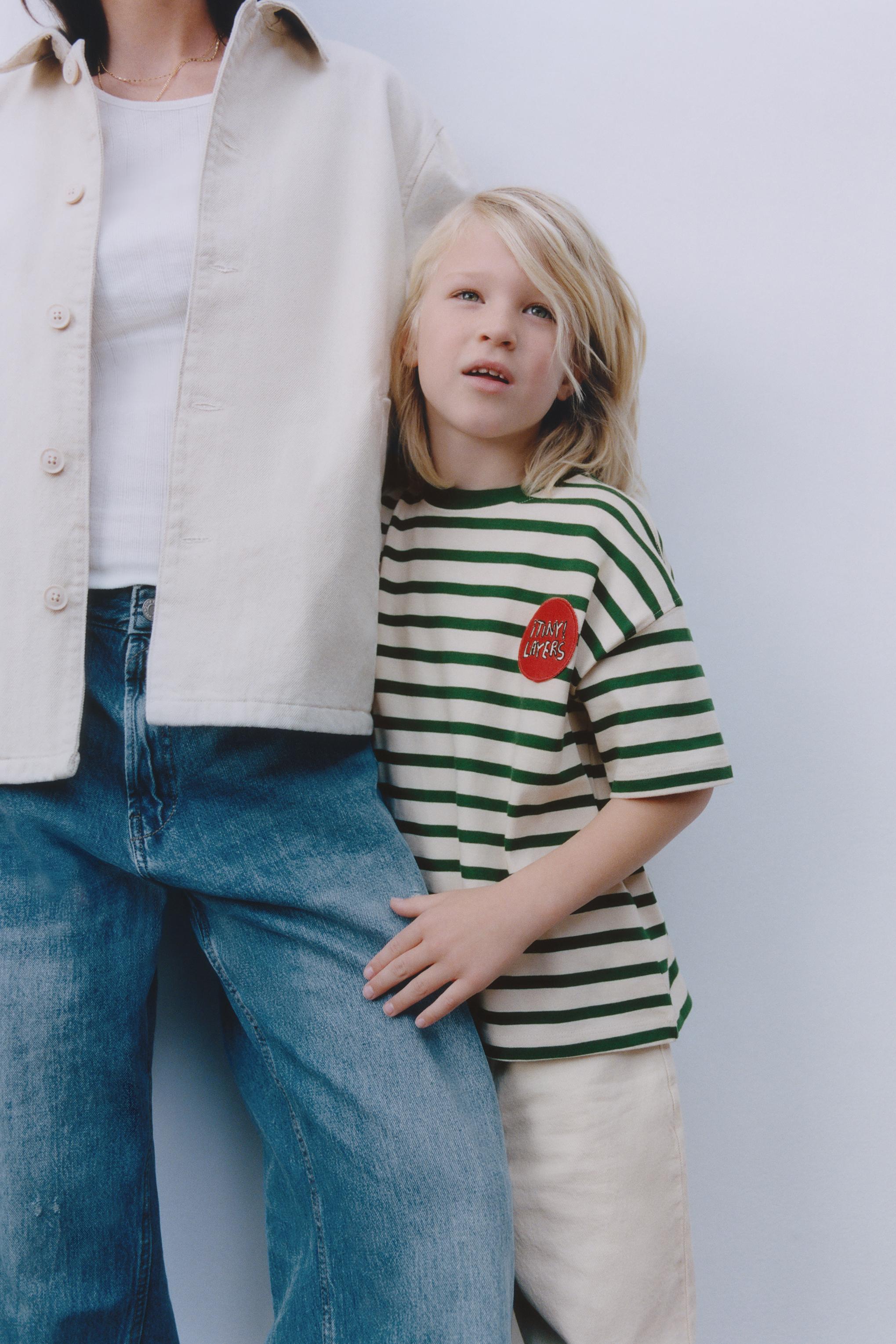 T-SHIRT À RAYURES ET PIÈCE BRODÉE