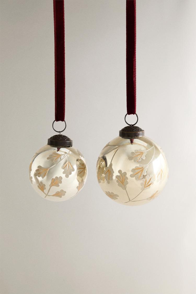 GOLD LEAF BALL CHRISTMAS TREE ORNAMENT - Zara product image