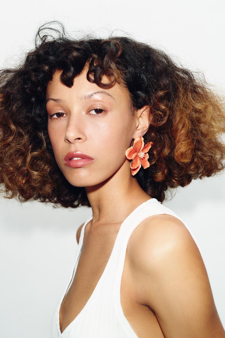 ENAMELED METAL FLOWER EARRINGS - Zara product image