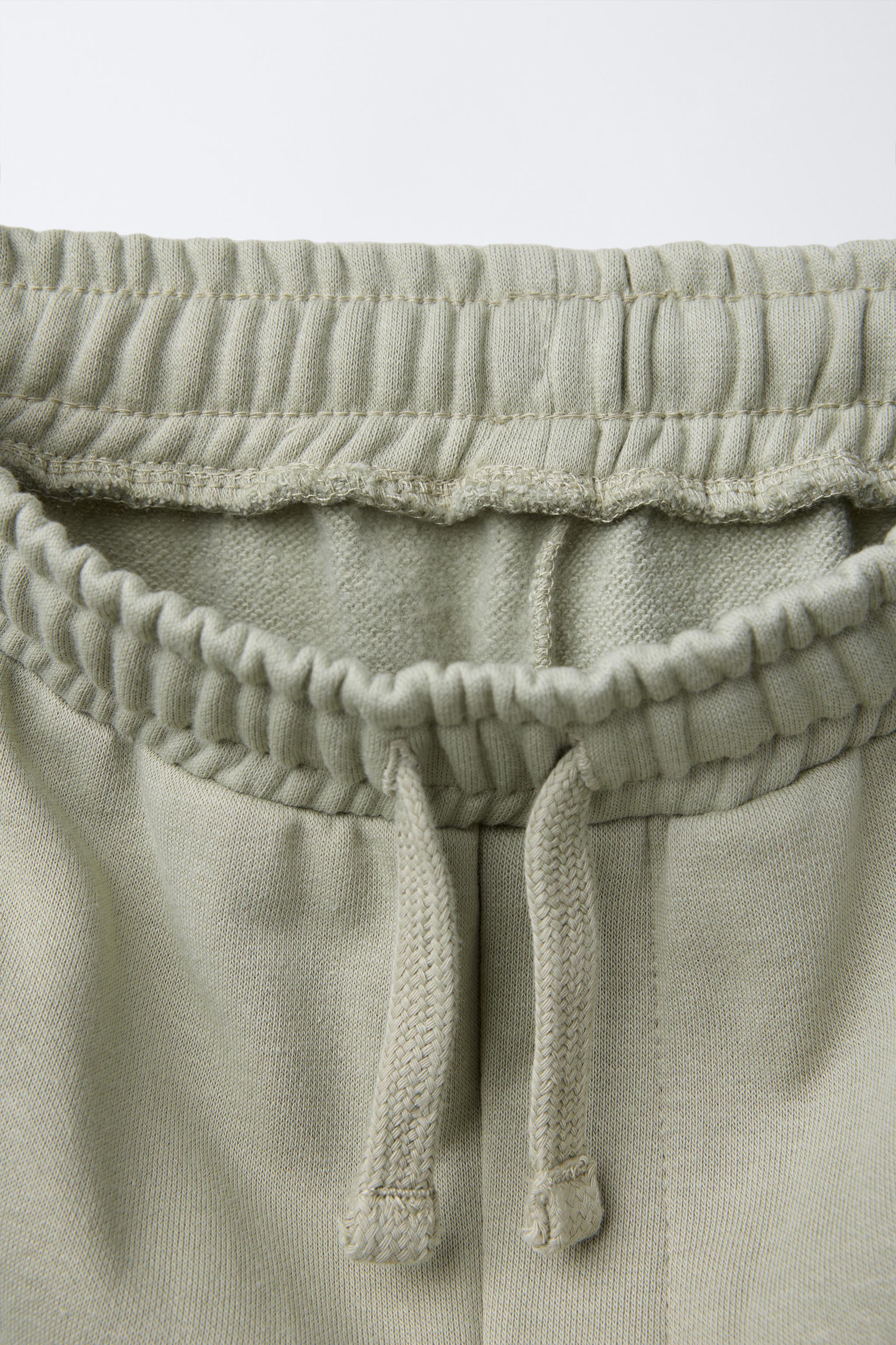PANTALON DROIT AVEC ÉTIQUETTE AUTOCOLLANTE