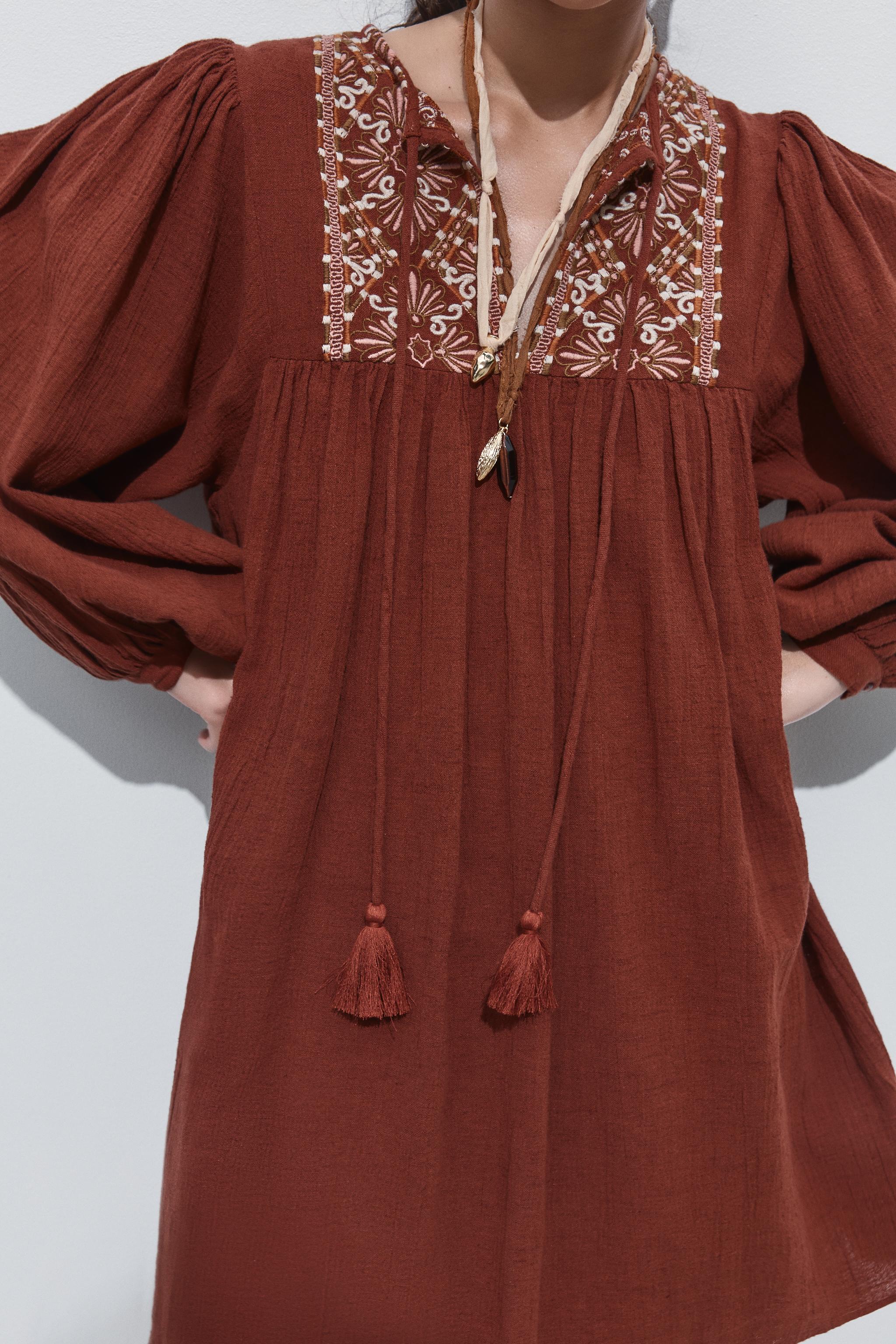 ROBE COURTE BRODÉE