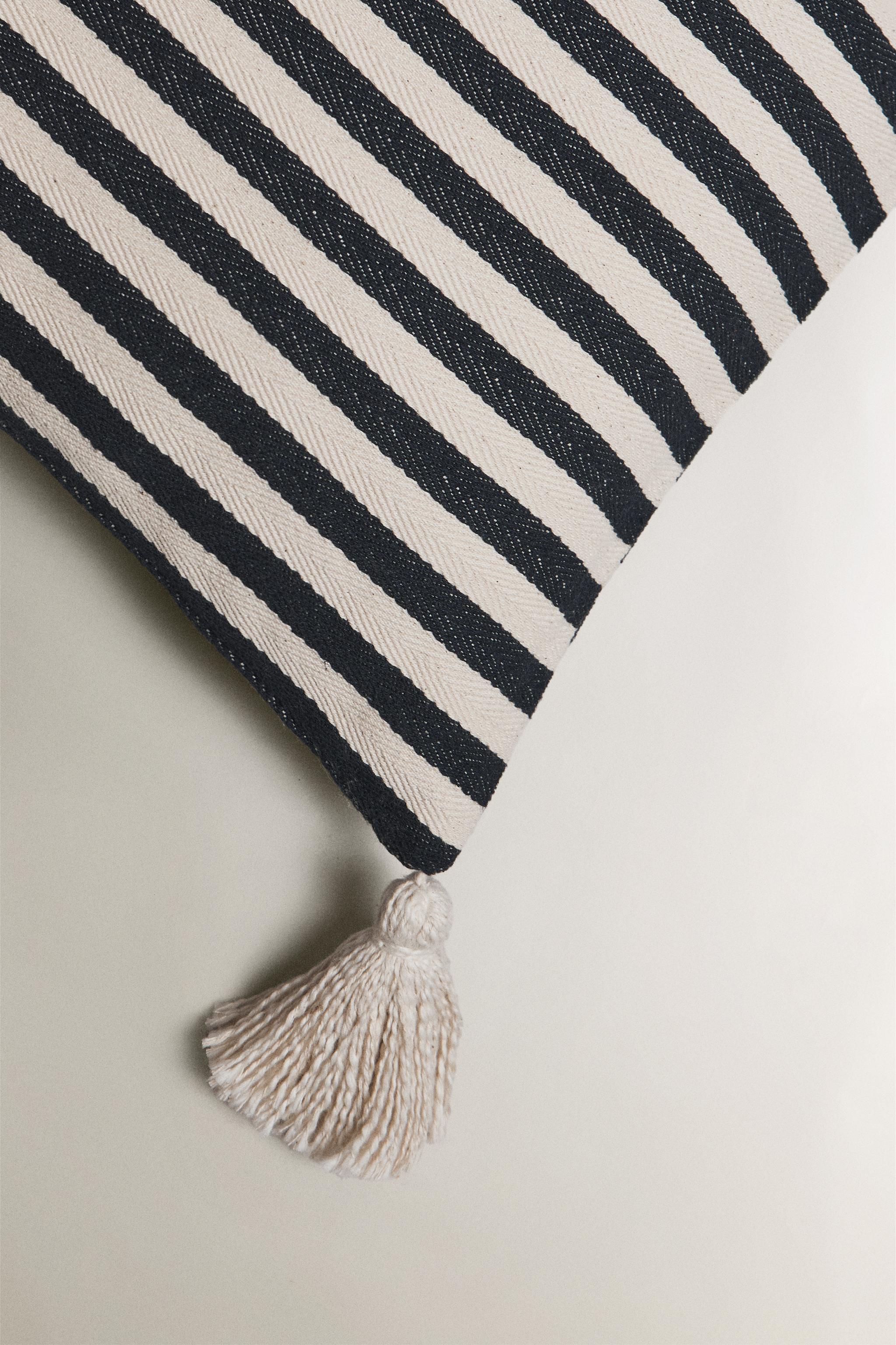 HOUSSE DE COUSSIN POMPONS
