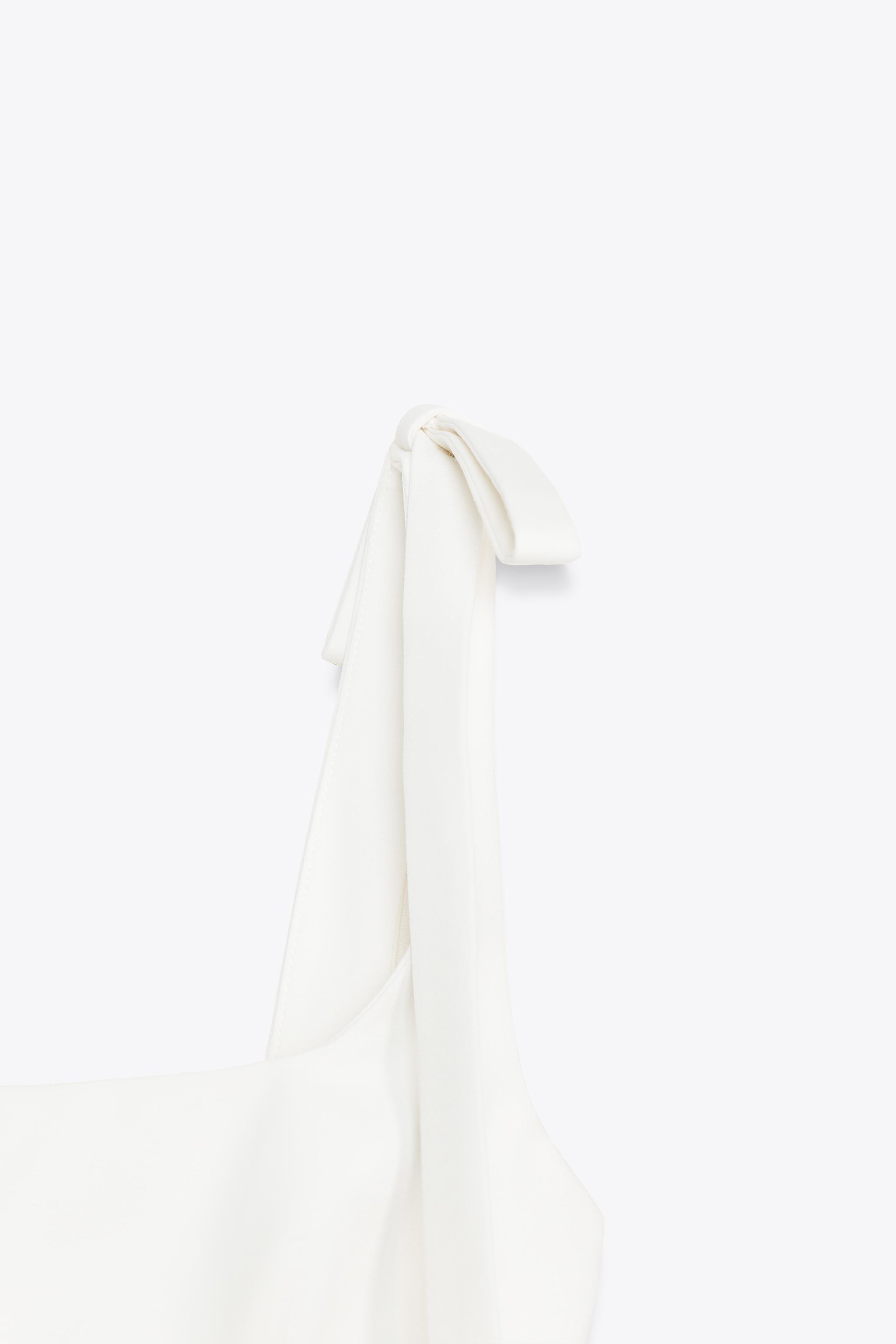 ROBE COURTE ÉLASTIQUE À LACETS