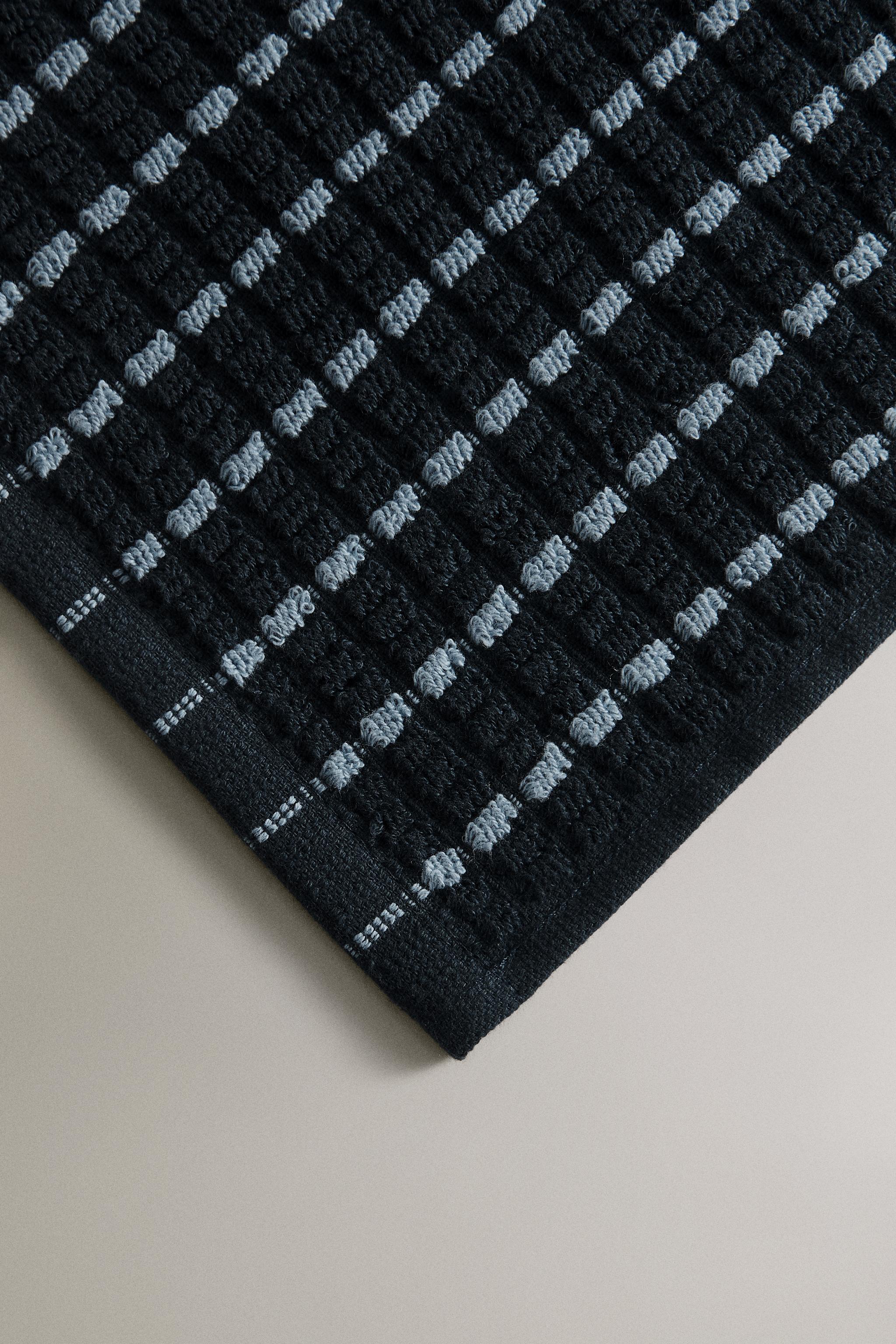 TEXTURED BATH TOWEL