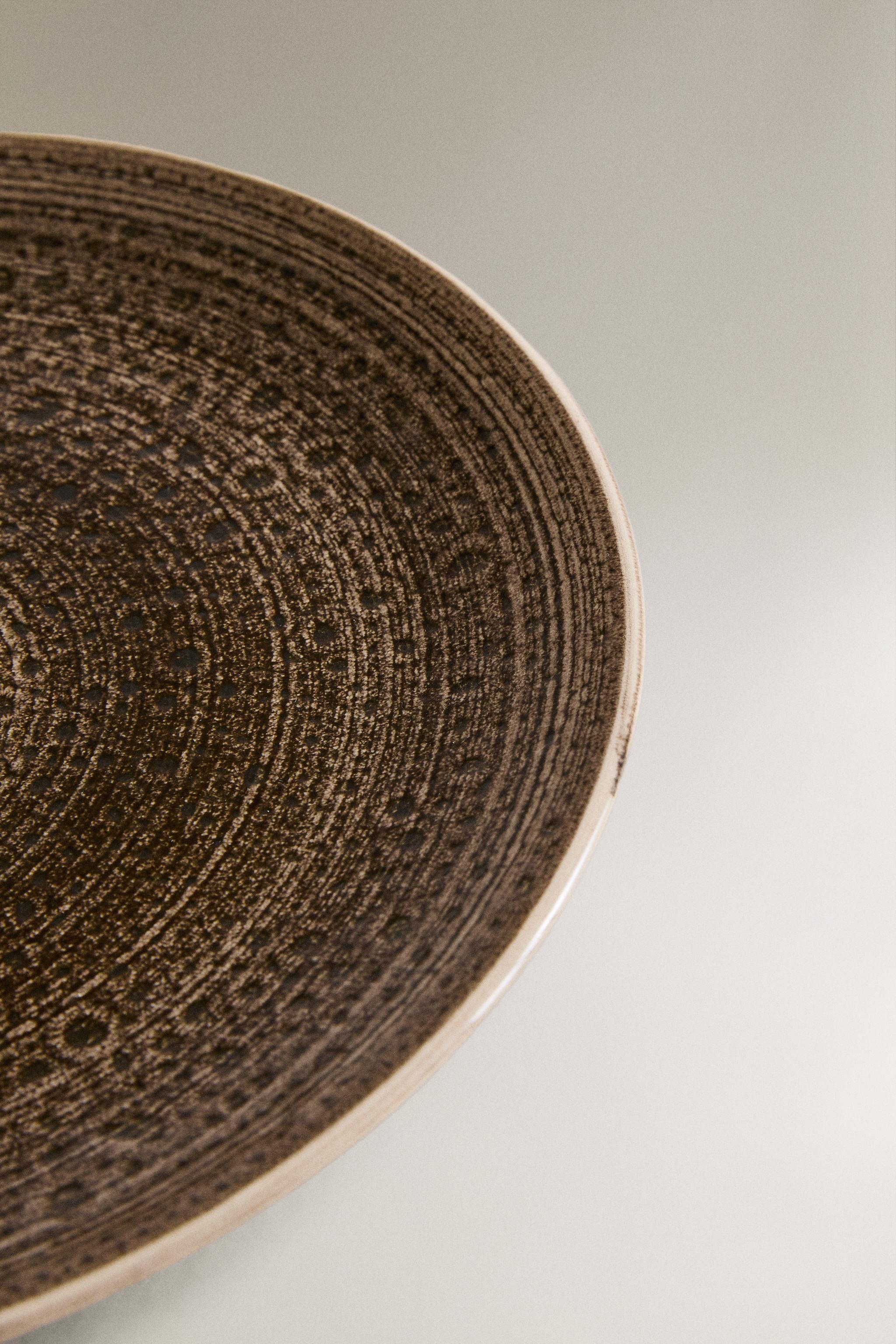 DINNER PLATE WITH RAISED DESIGN