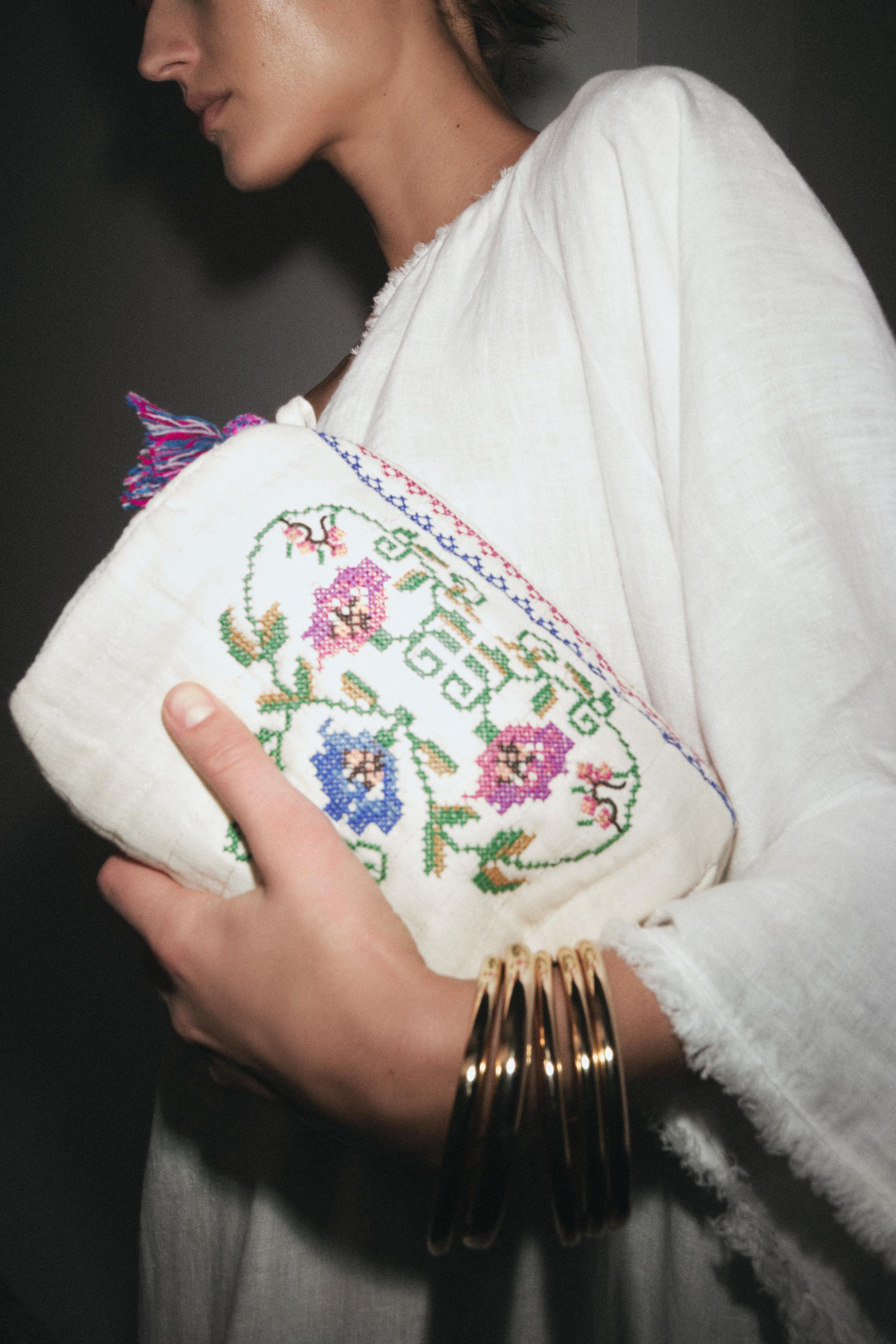 TROUSSE MATELASSÉE AVEC BRODERIES