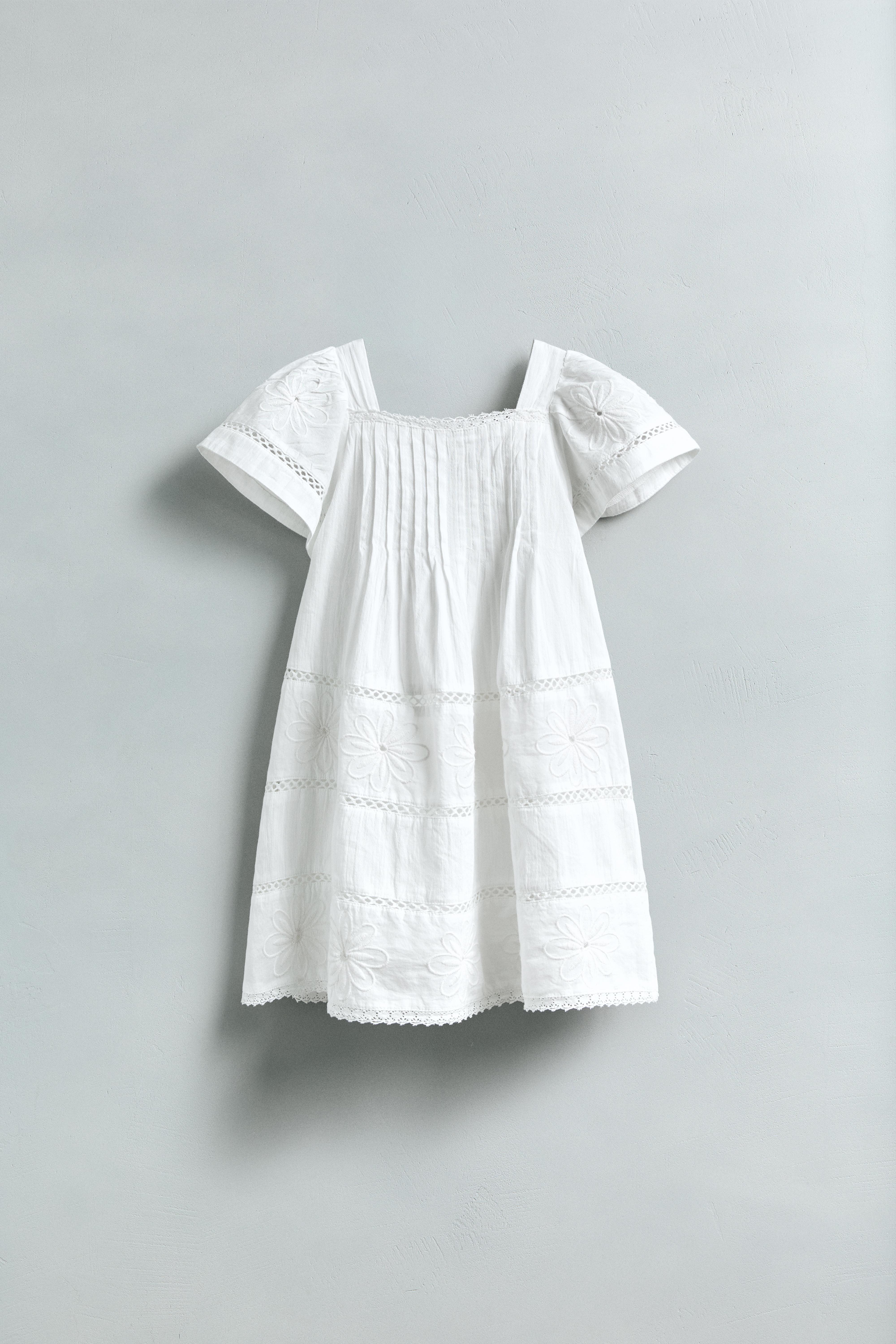 ROBE À ENTRE-DEUX BRODÉS