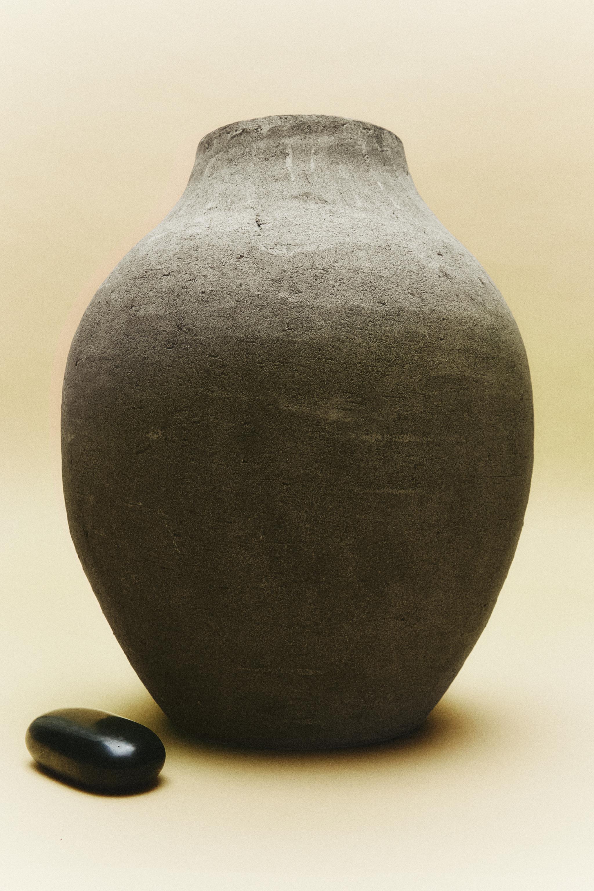 VASE EN CÉRAMIQUE IRRÉGULIÈRE