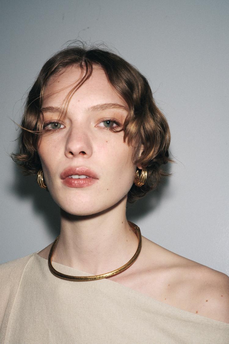 TEXTURED MEDIUM HOOP EARRINGS - Zara product image