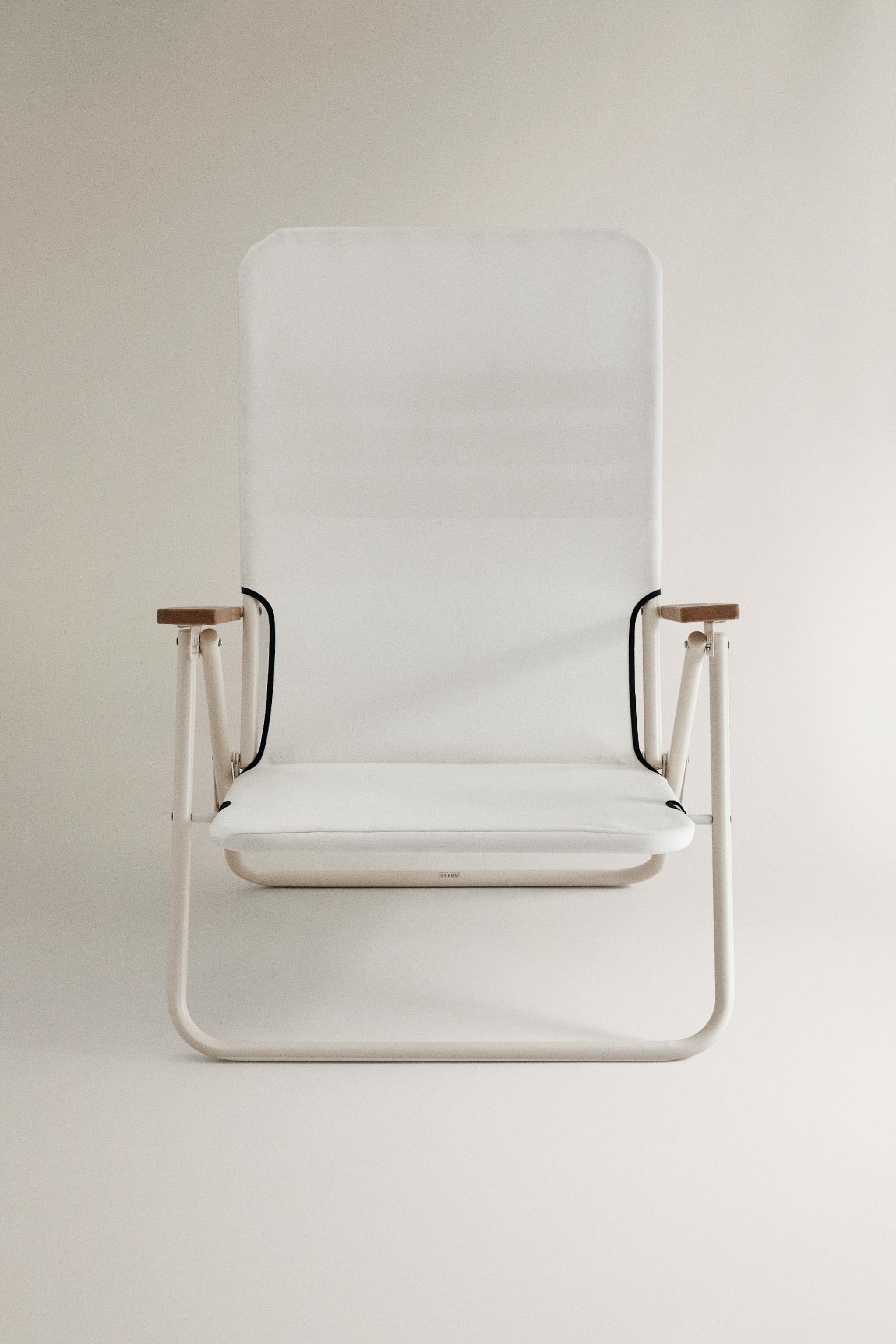FOLDING BEACH CHAIR WITH WOODEN ARM RESTS