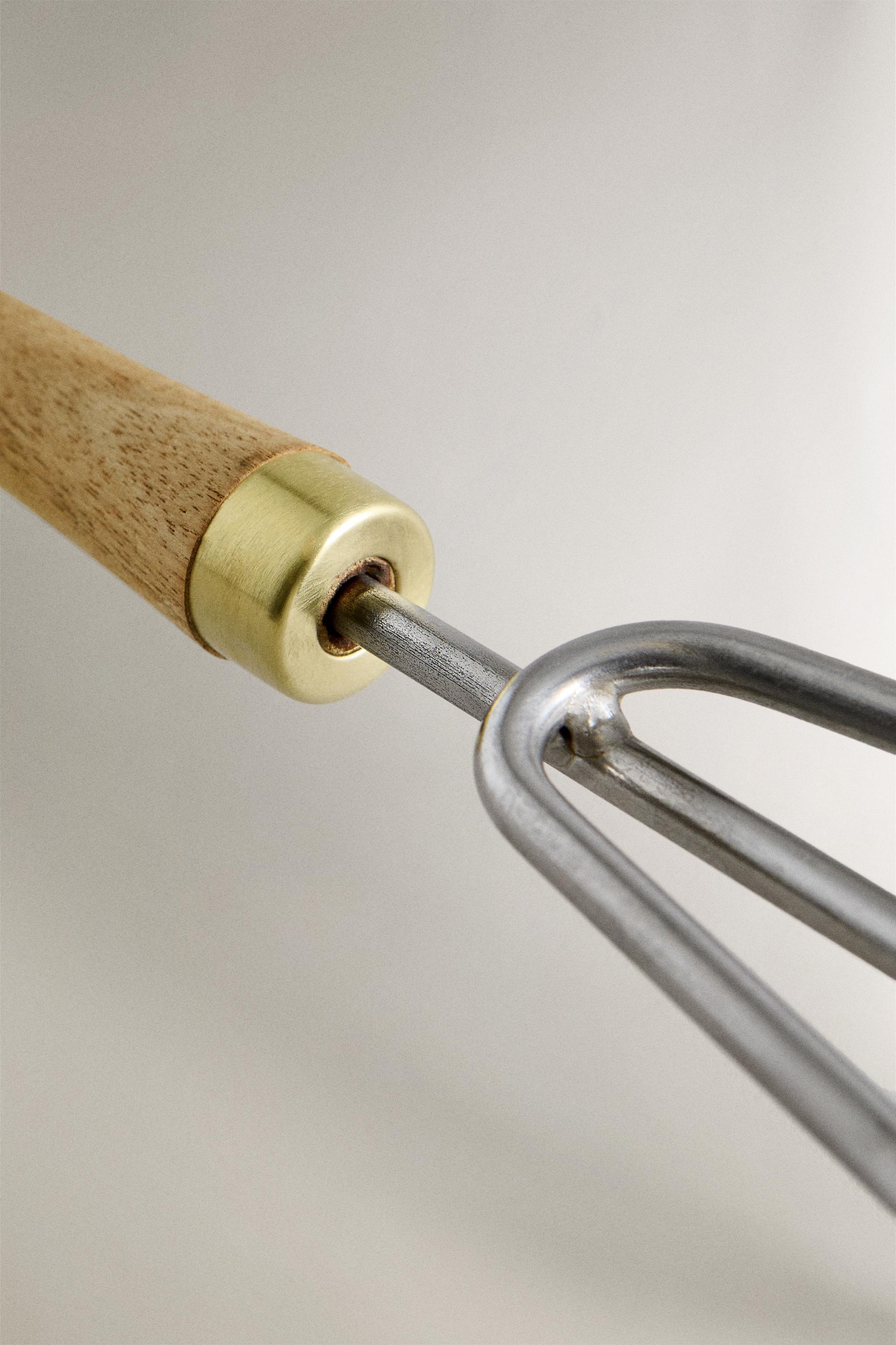 GARDEN RAKE WITH WOODEN HANDLE