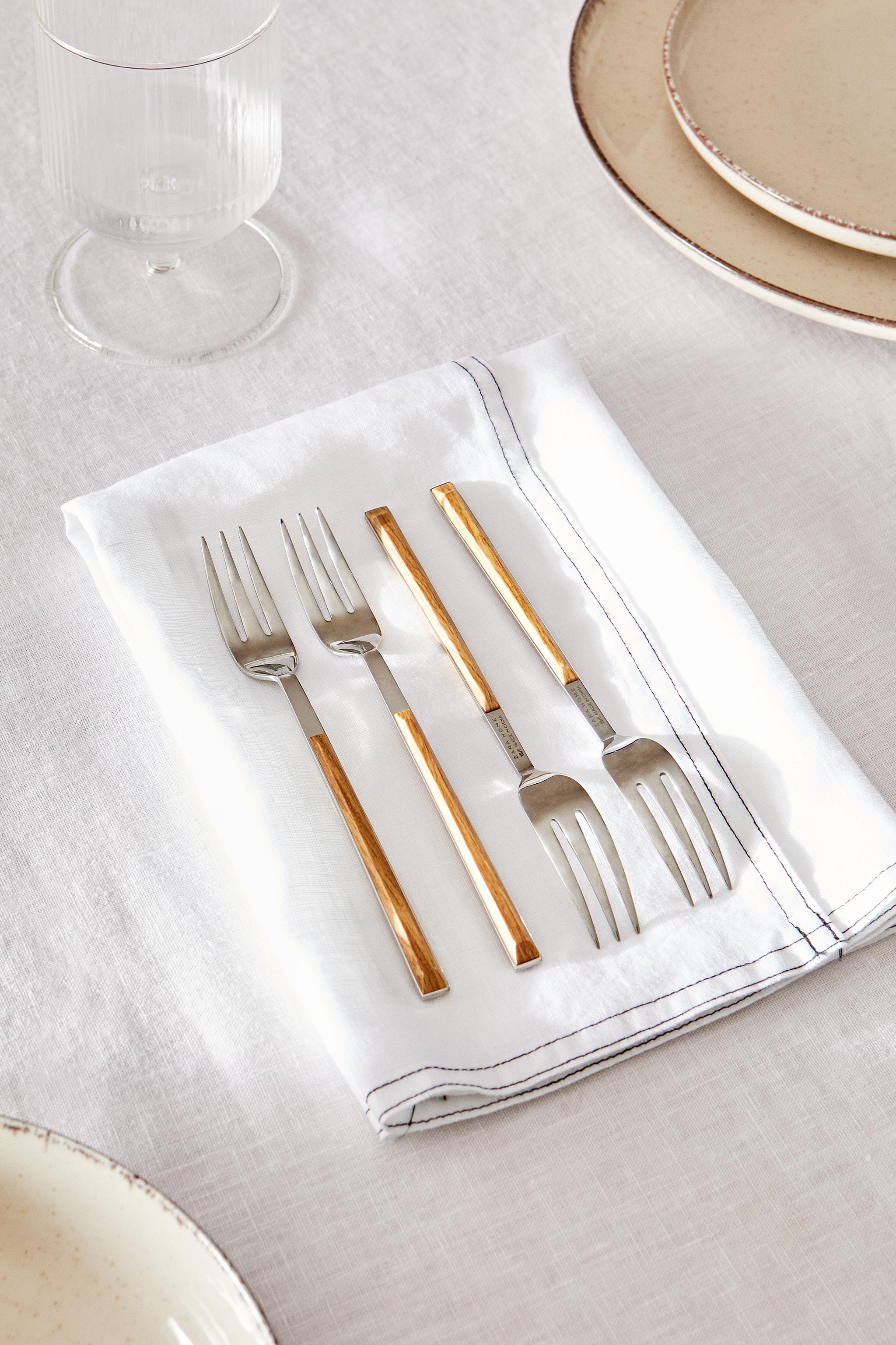 SET OF BRUNCH FORKS WITH WOOD-DESIGN HANDLE