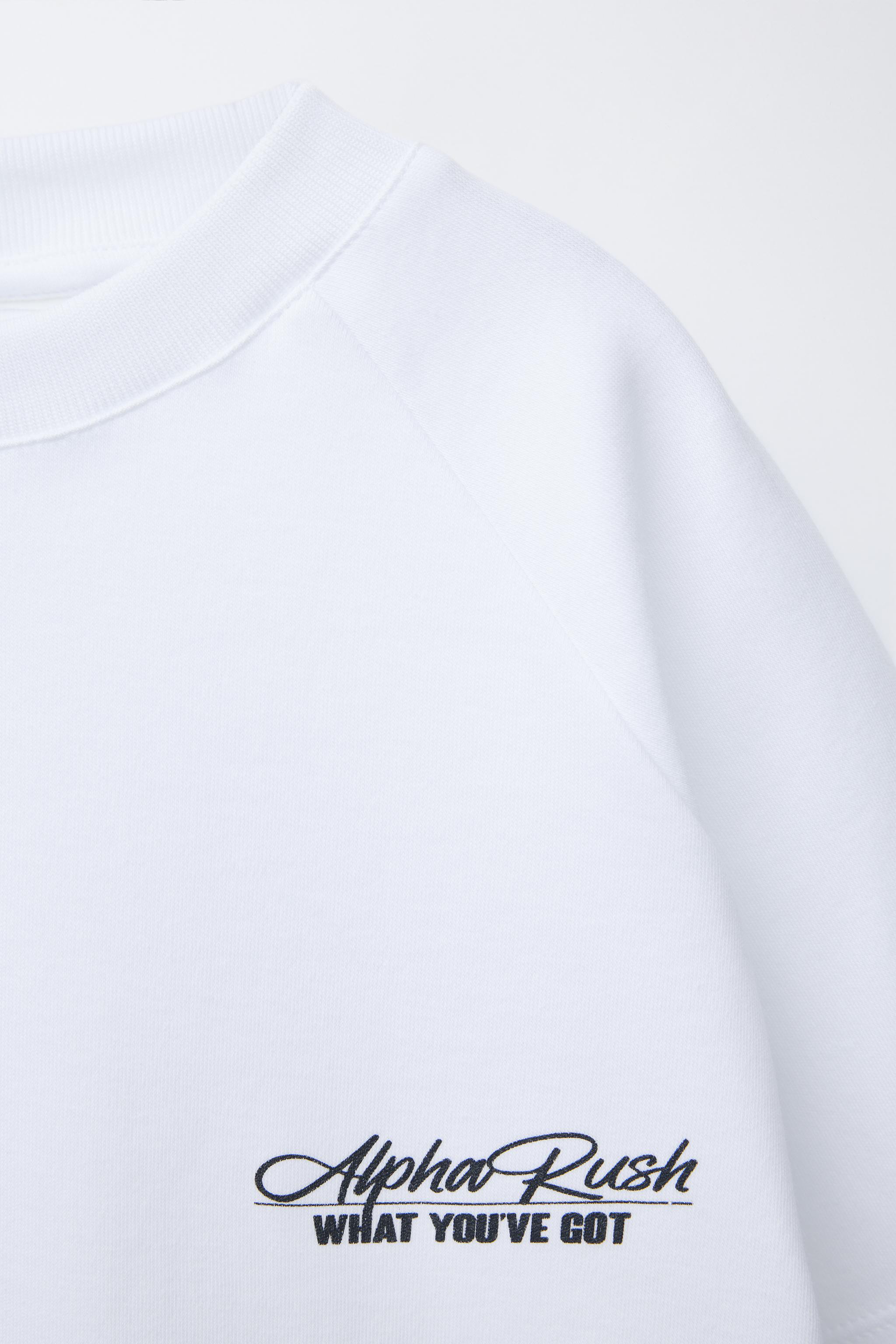 T-SHIRT AVEC INSCRIPTION EN RELIEF