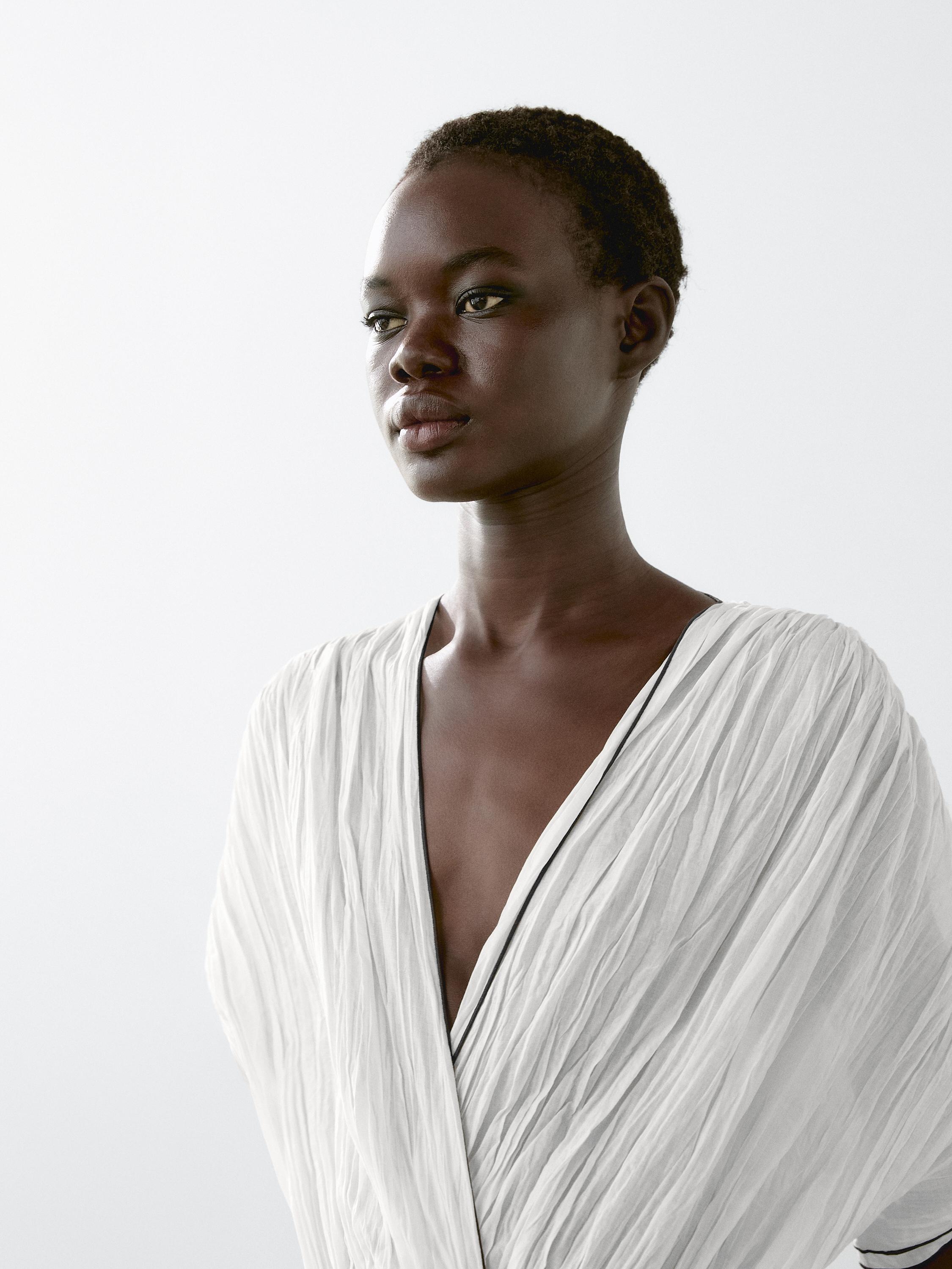 Robe longue plissée contrastante