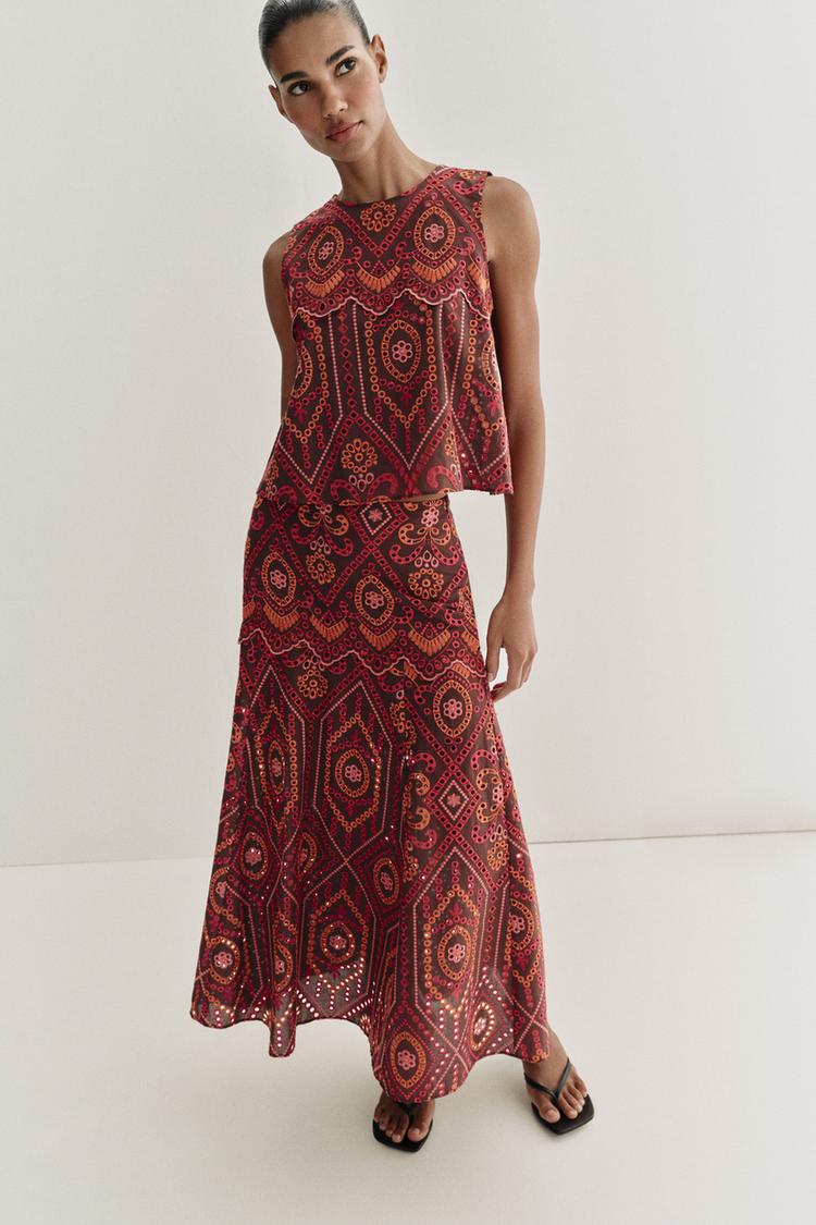 EMBROIDERED EYELET SET TOP