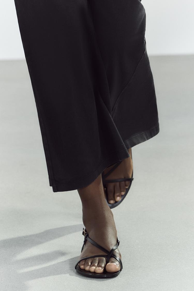 FLAT SANDALS WITH METALLIC DETAIL