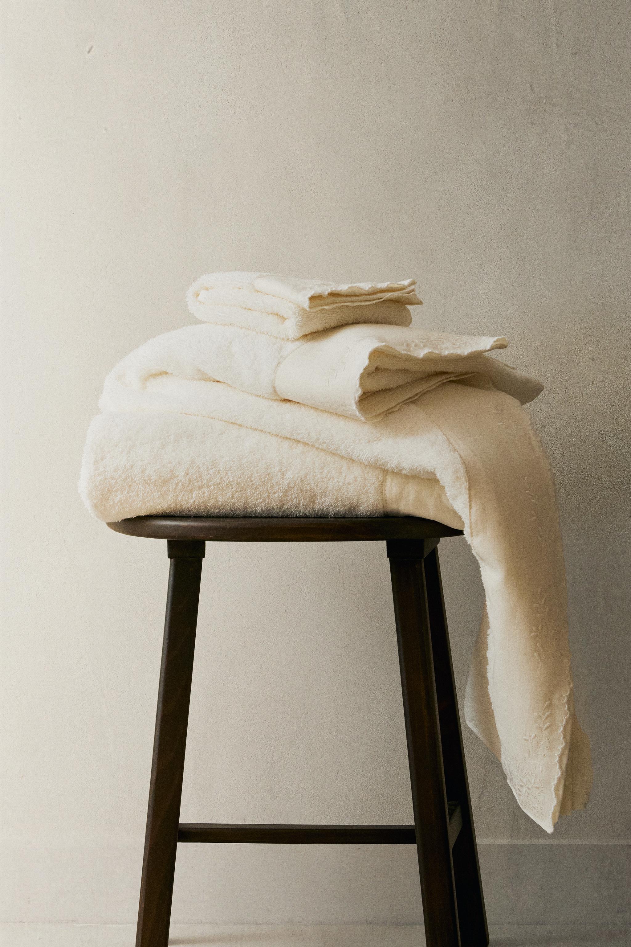 BATH TOWEL WITH EMBROIDERED LINEN APPLIQUÉ
