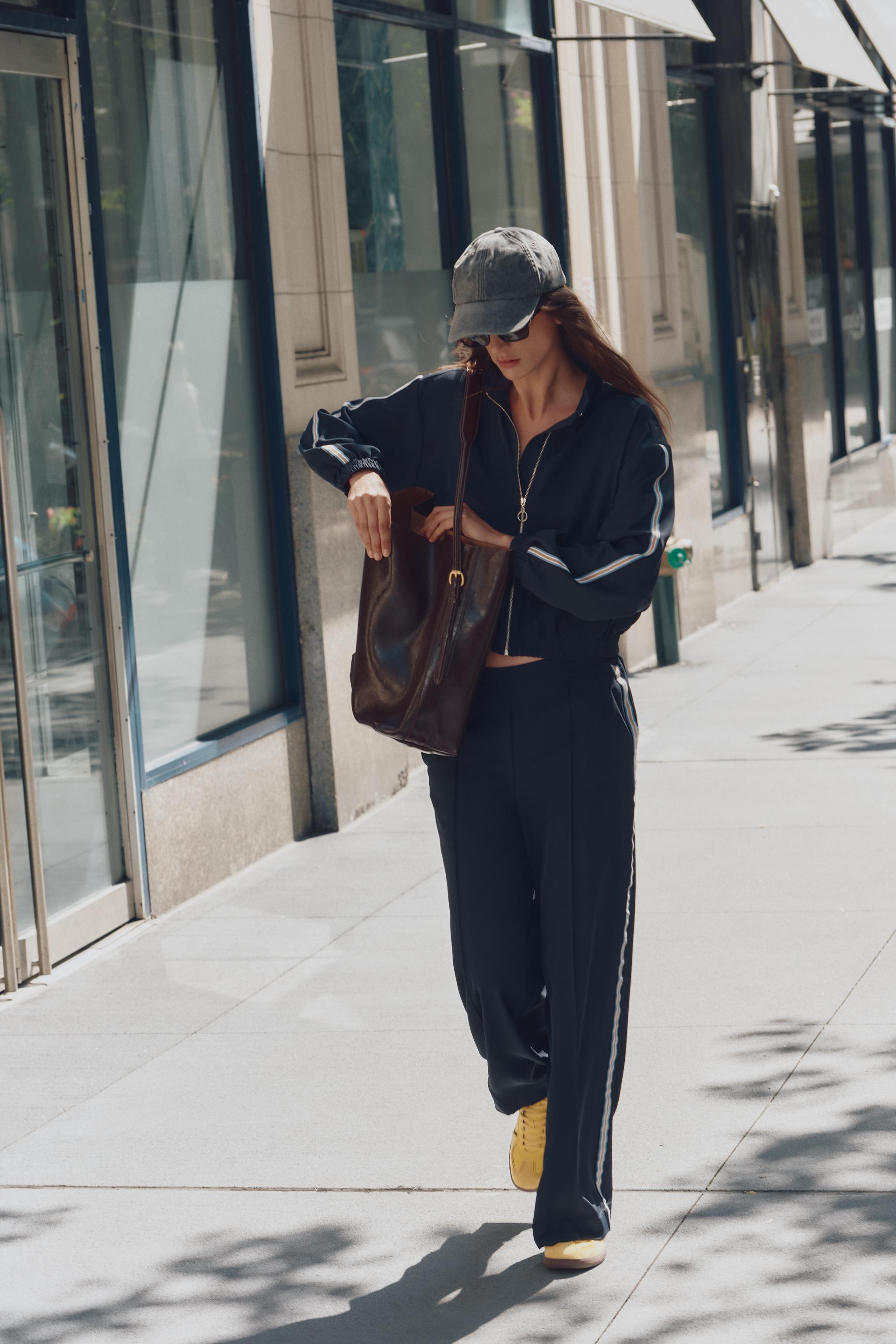 PANTALON À JAMBES LARGES ET BANDE LATÉRALE