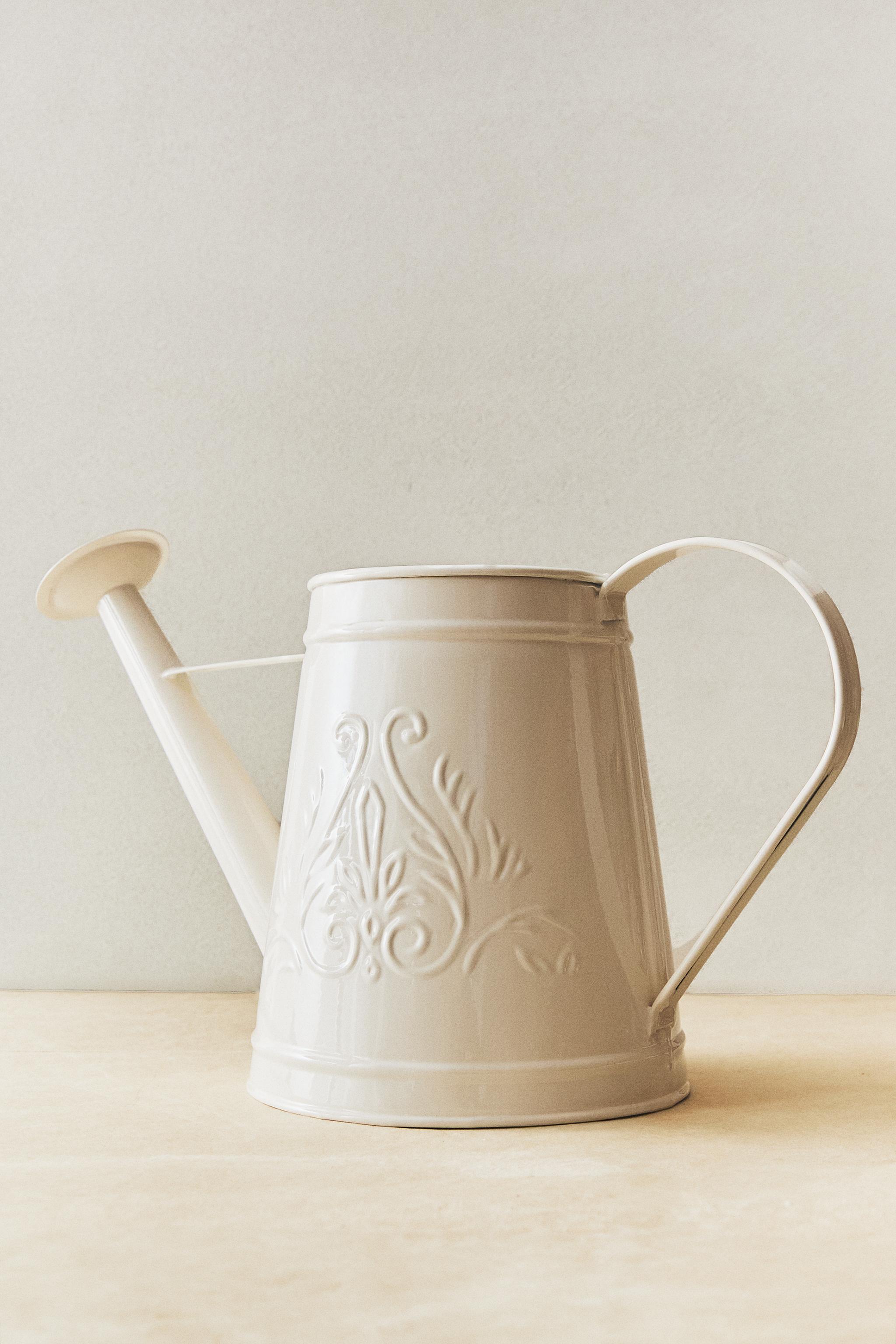 LACQUERED METAL GARDEN WATERING CAN WITH RAISED DESIGN