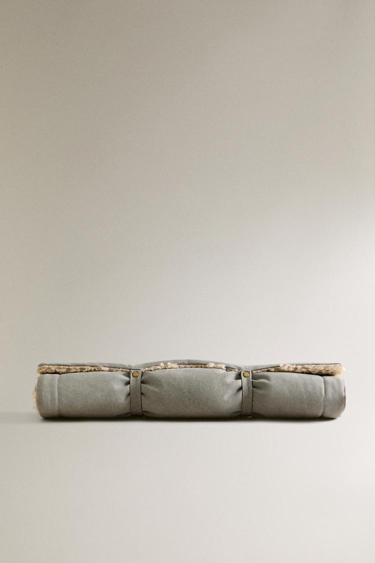 ROLL-UP FLOOR PET THROW